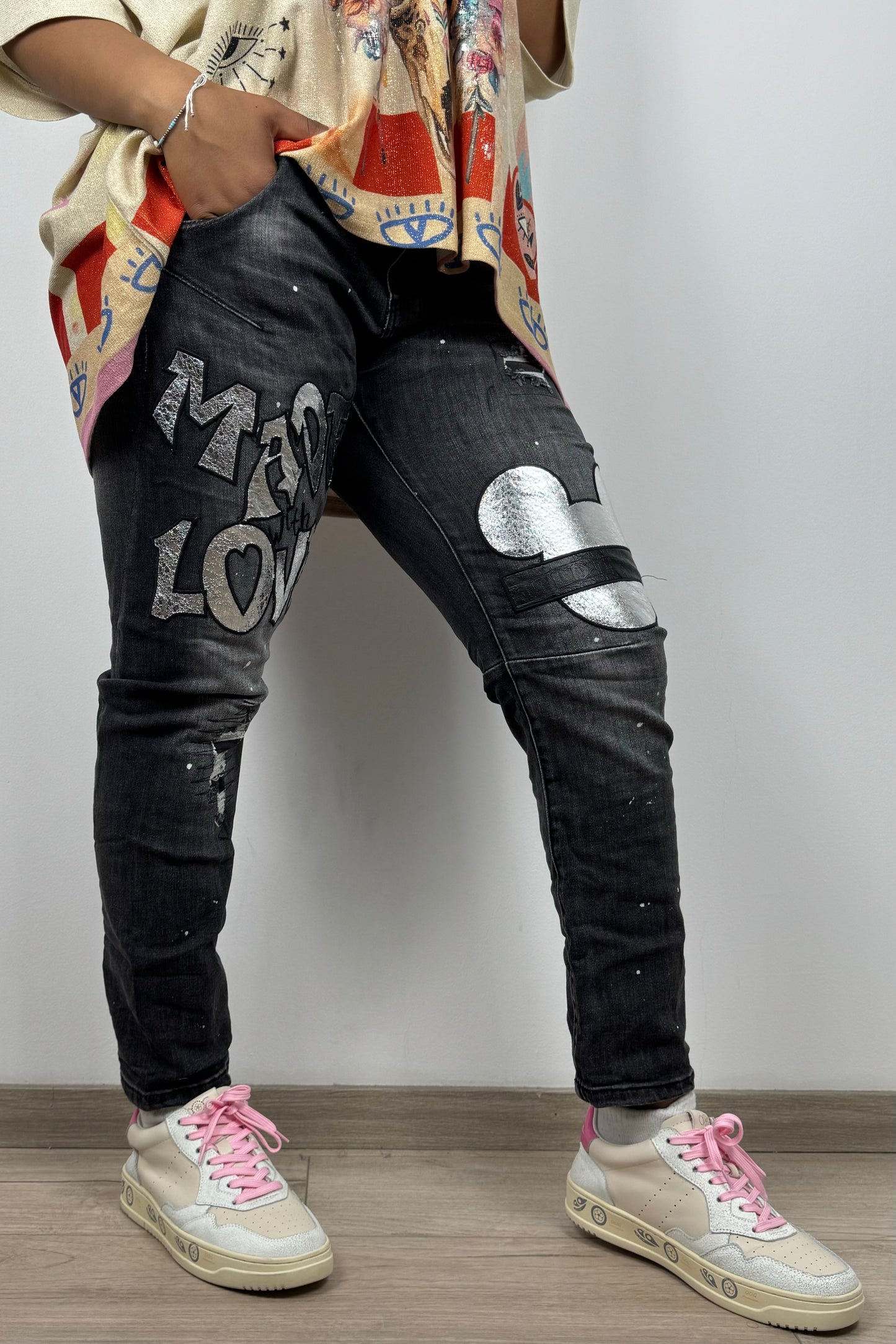 Baggy-Jeans mit Glanzschrift „Made with Love“ und Metallic-Details