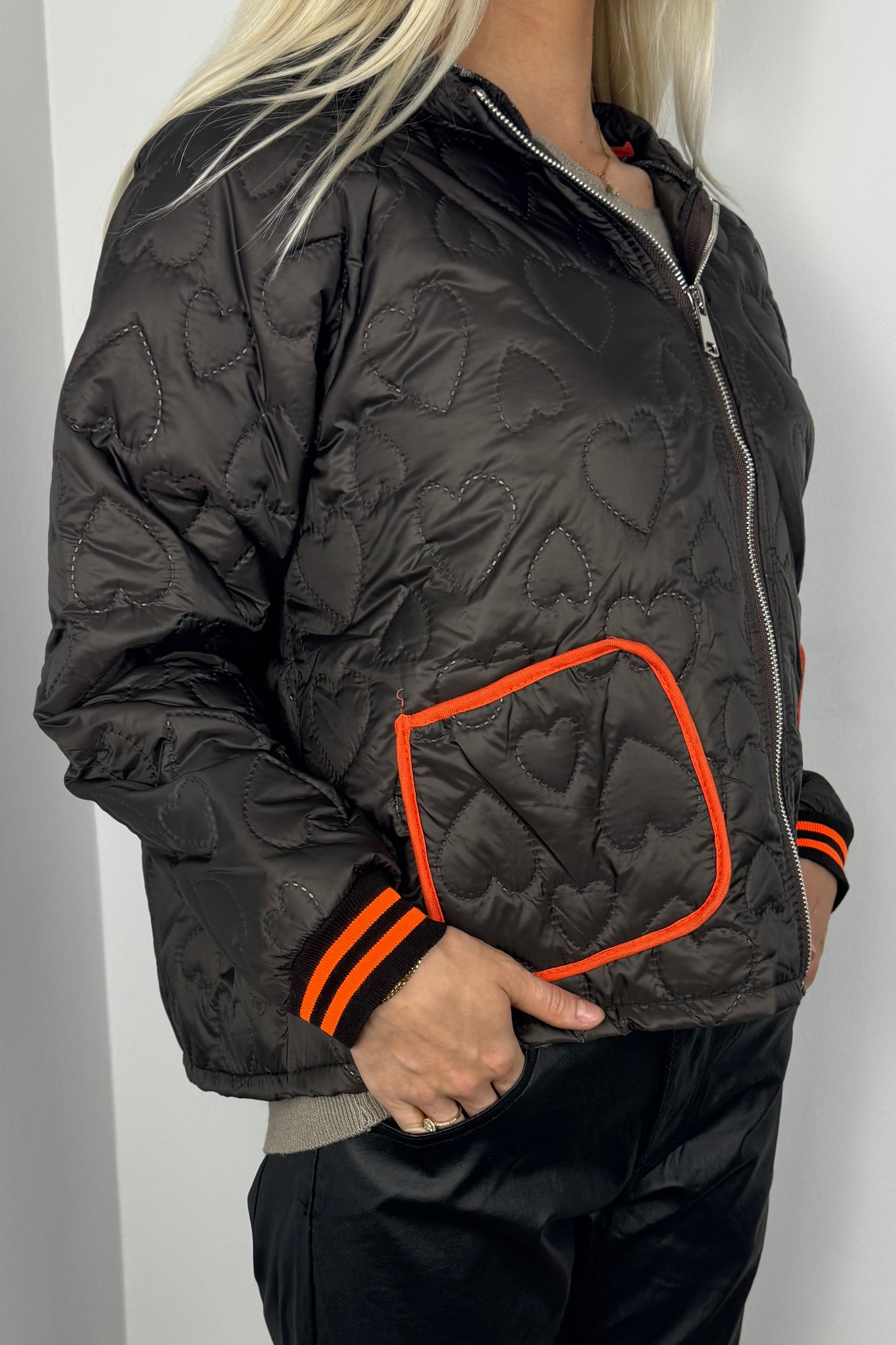 Leichte Steppjacke mit Herzmuster und Kapuze-Coffee