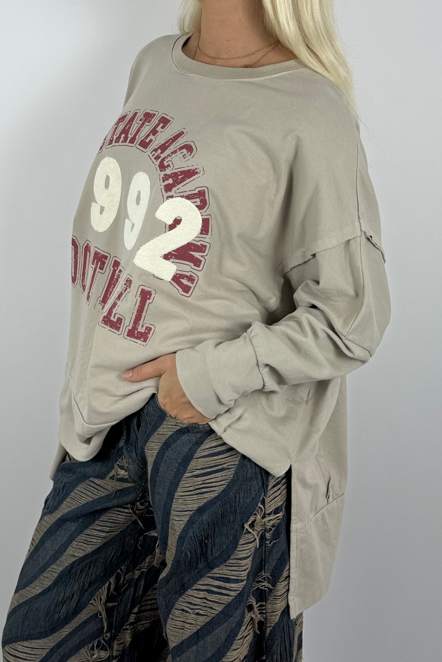 Damen Oversize Sweatshirt „1992 Football“ – College Style-Beige