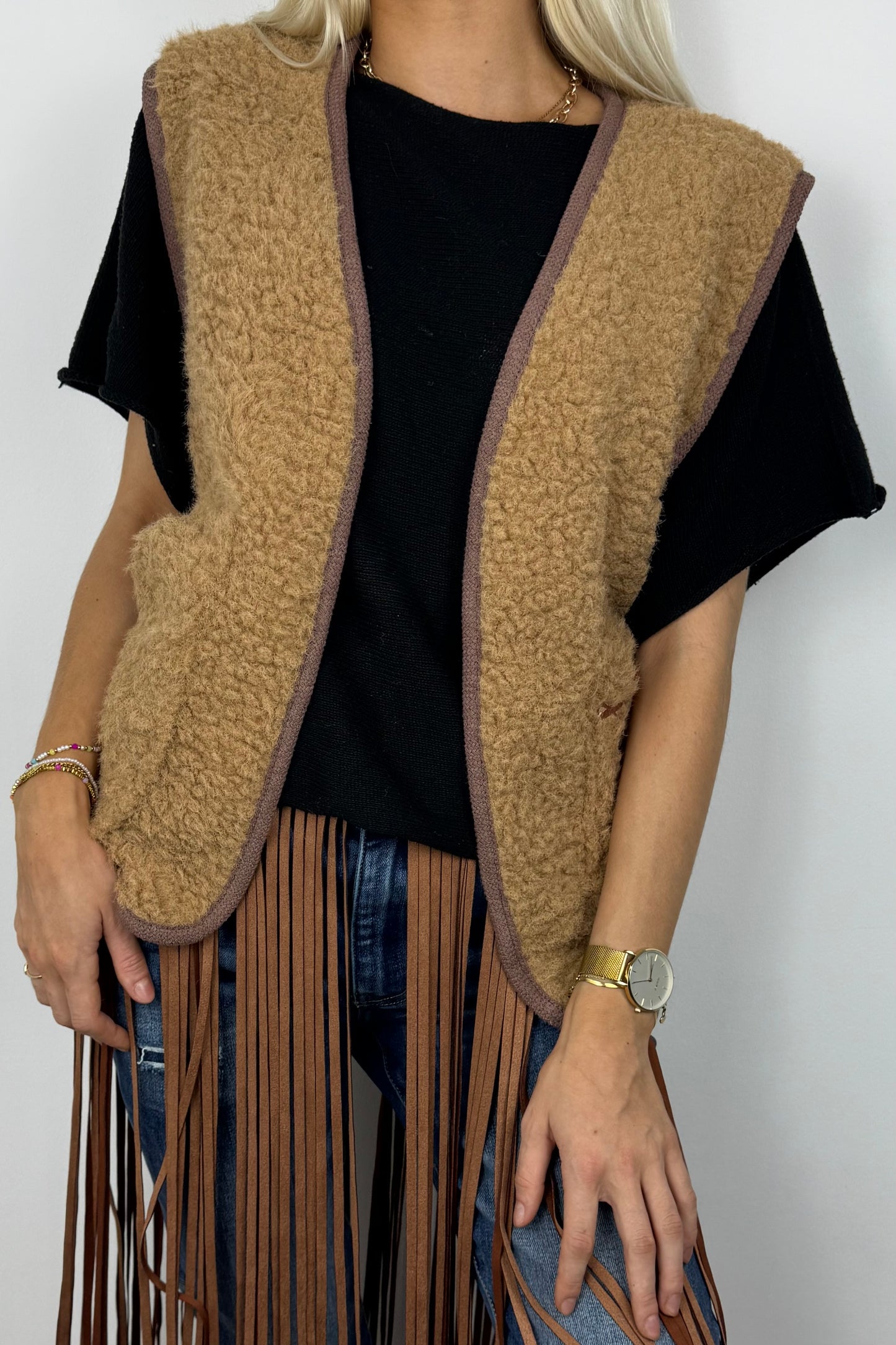 Flauschige Weste mit Stickerei – Camel