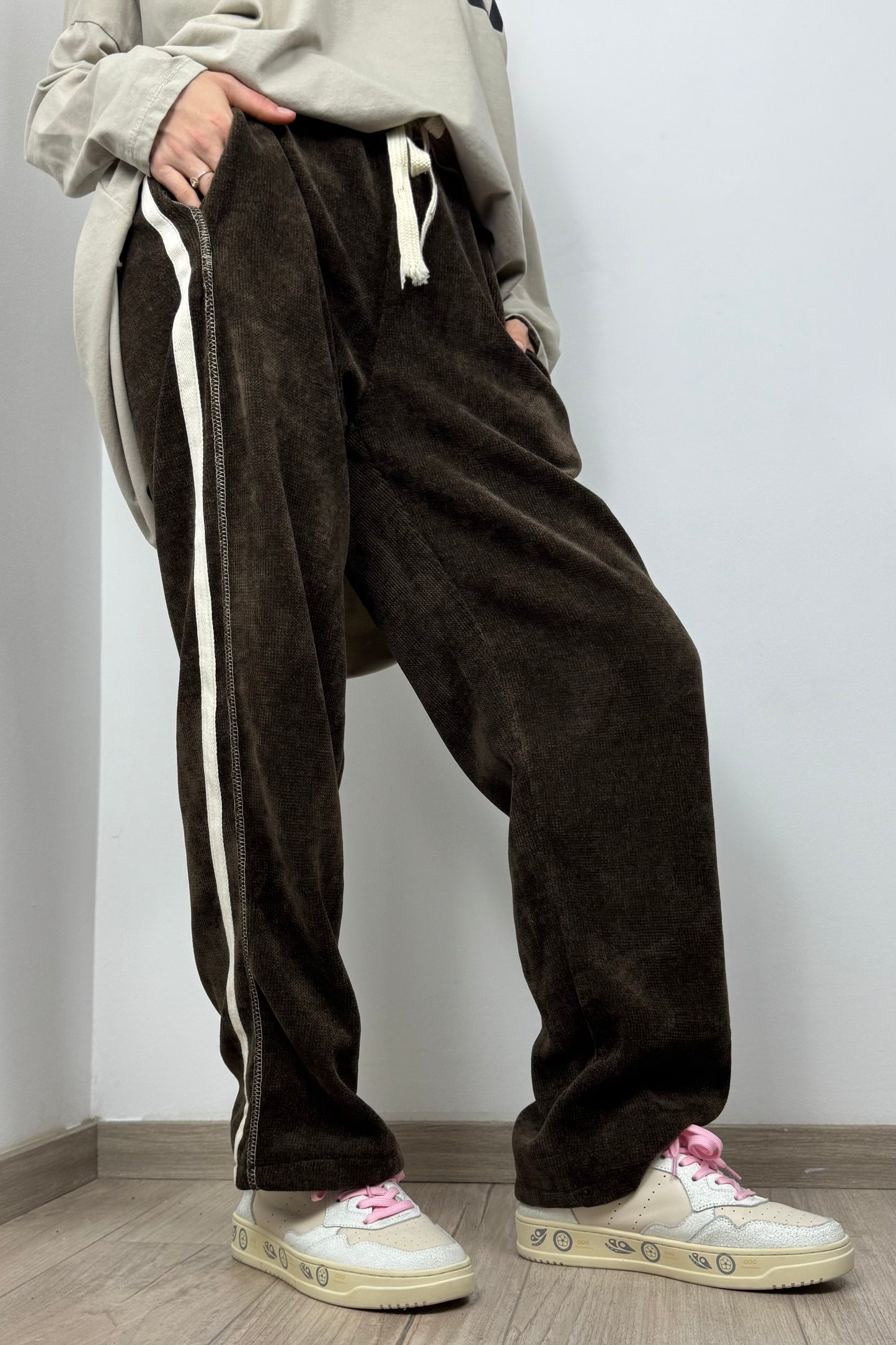 Bequeme Damenhose mit Seitendetails und Bindeband-Choco