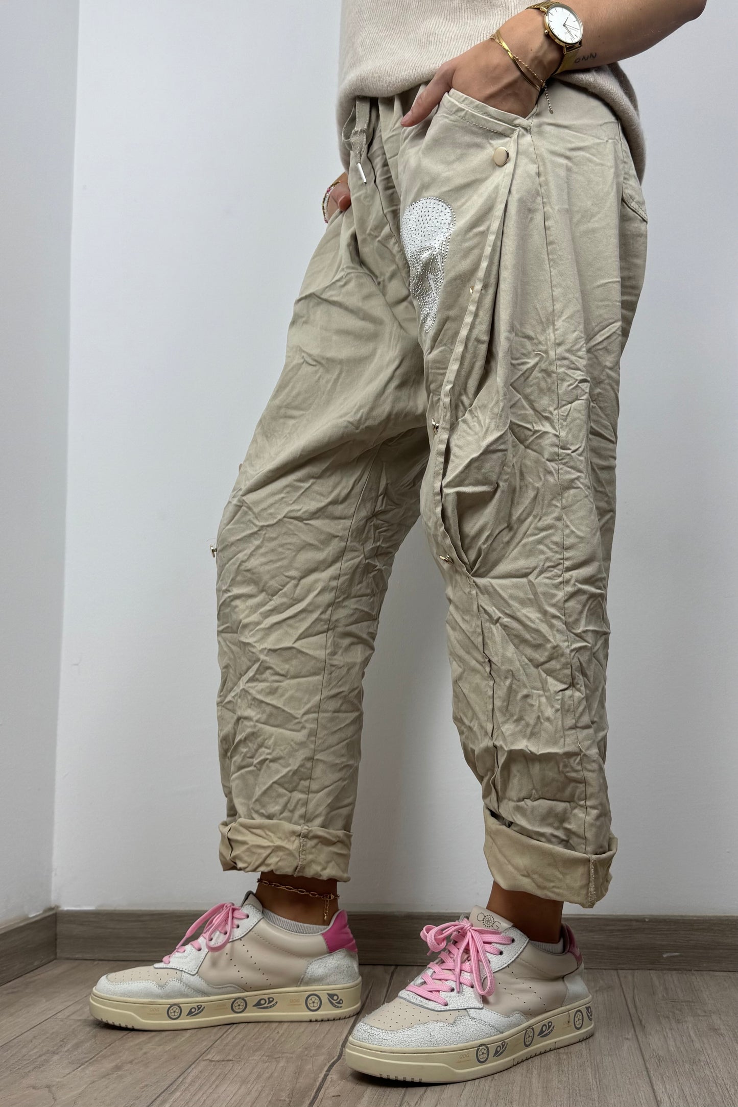 Bequeme Hose mit Strass-Totenkopf und Knopfleiste-Beige