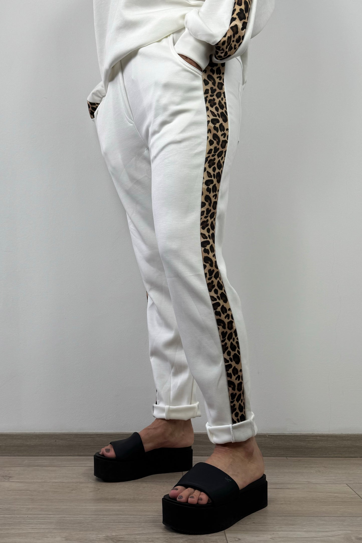 Jogpants mit Animal-Print-Seitenstreifen und Tunnelzugbund