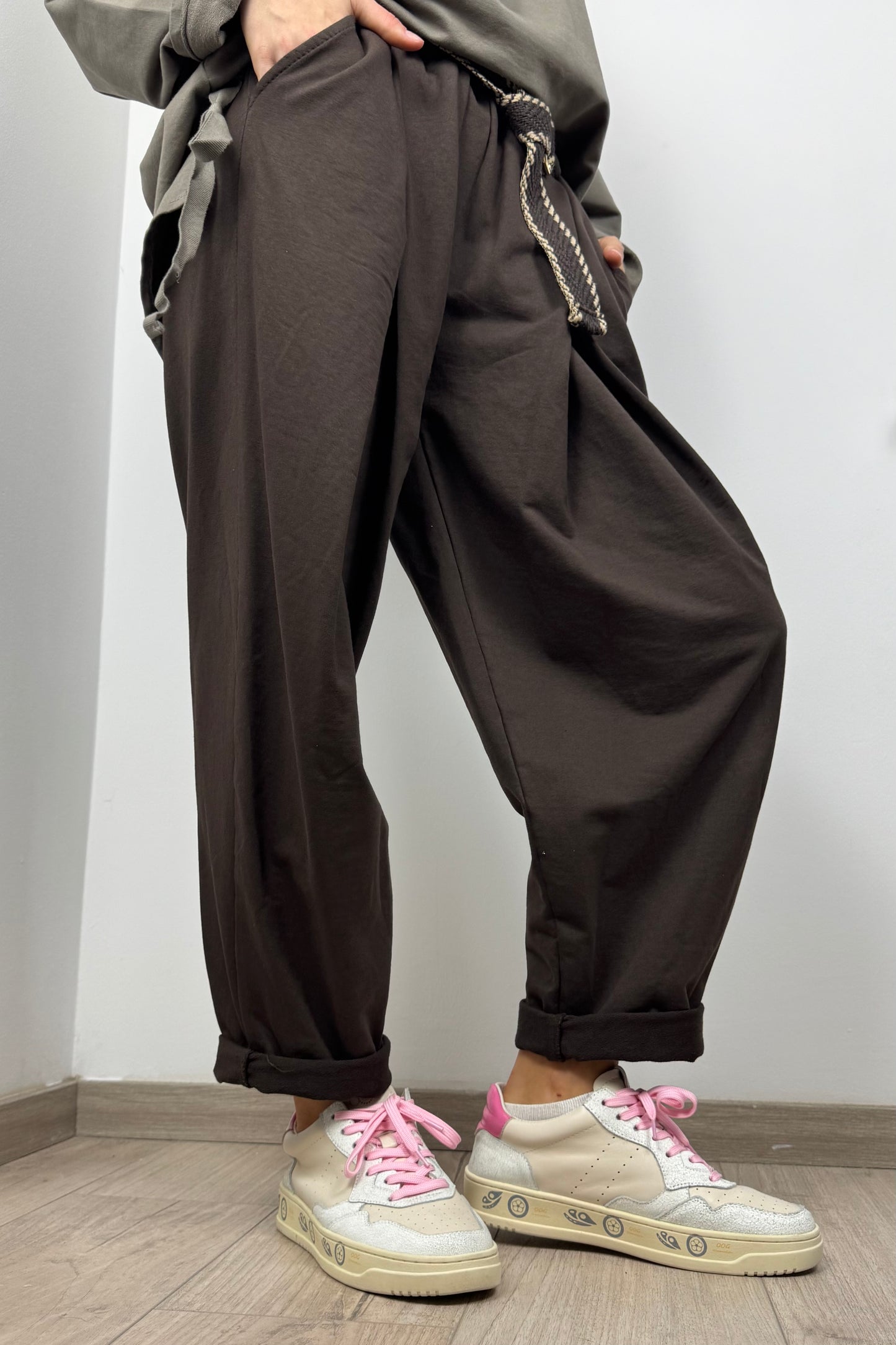 Bequeme Damenhose mit elastischem Bund und Gürtel-Choco