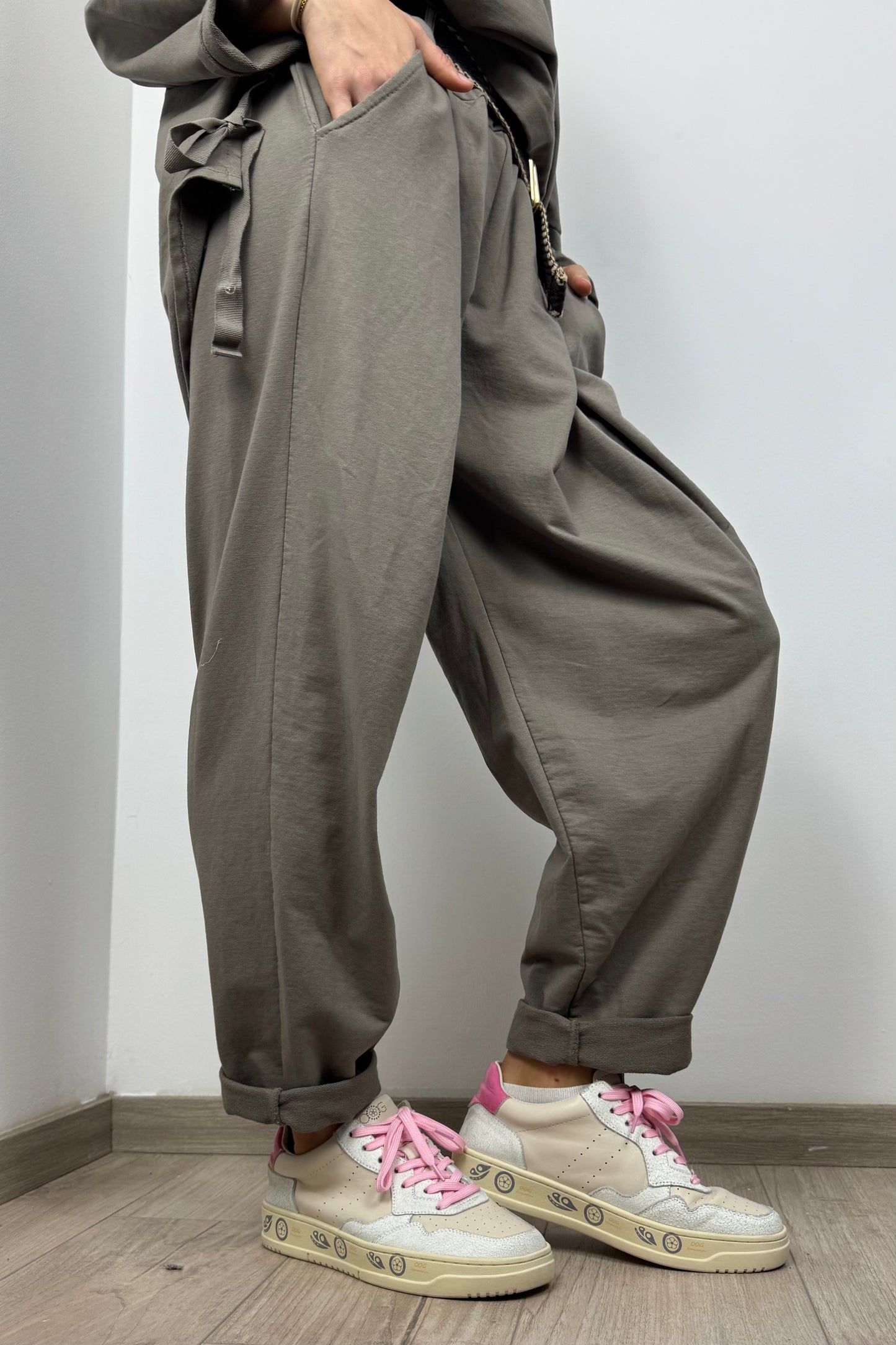 Bequeme Damenhose mit elastischem Bund und Gürtel-Braun