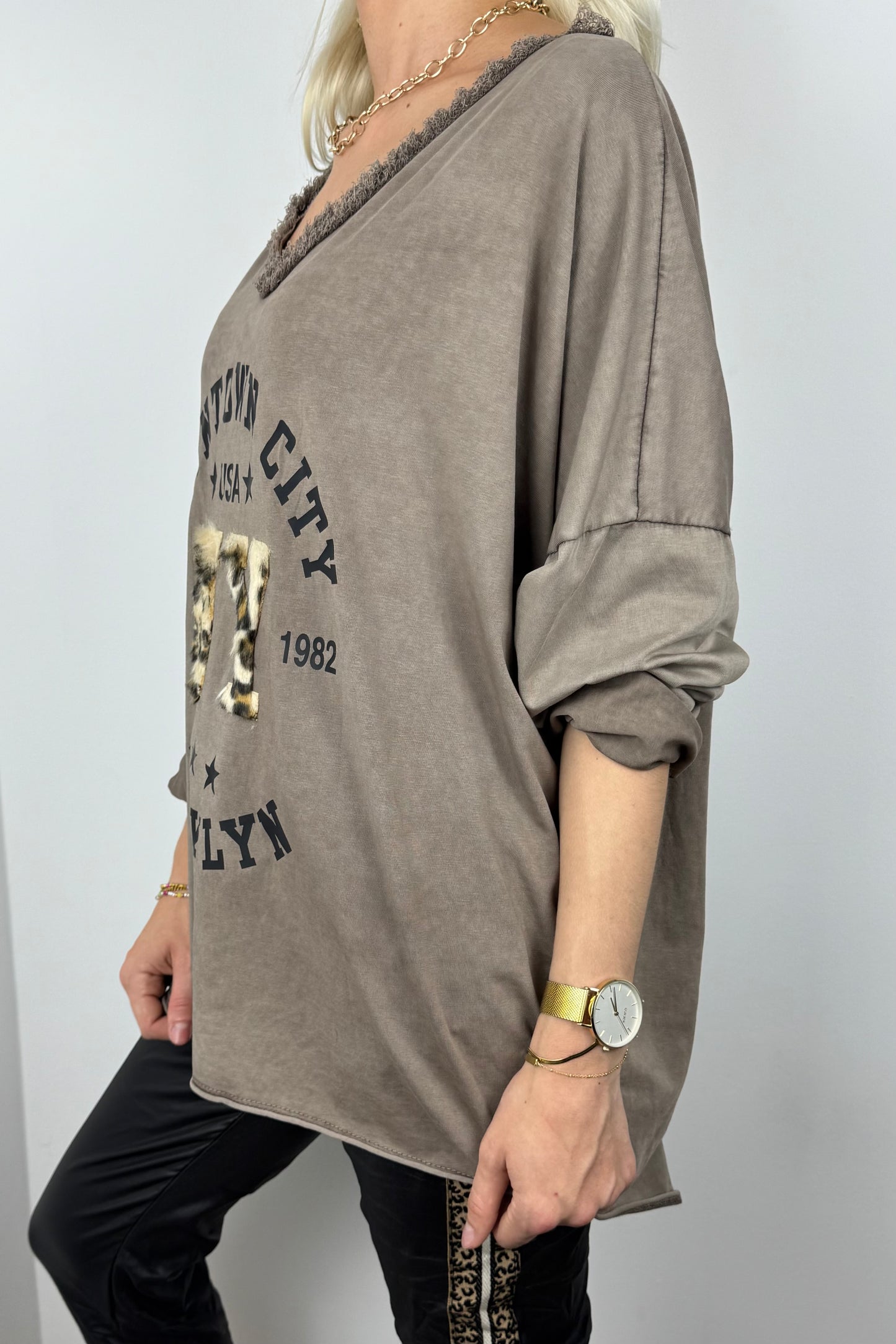 Oversize Longsleeve „Downtown City NY Brooklyn“ mit Leoparden-Detail – Einheitsgröße