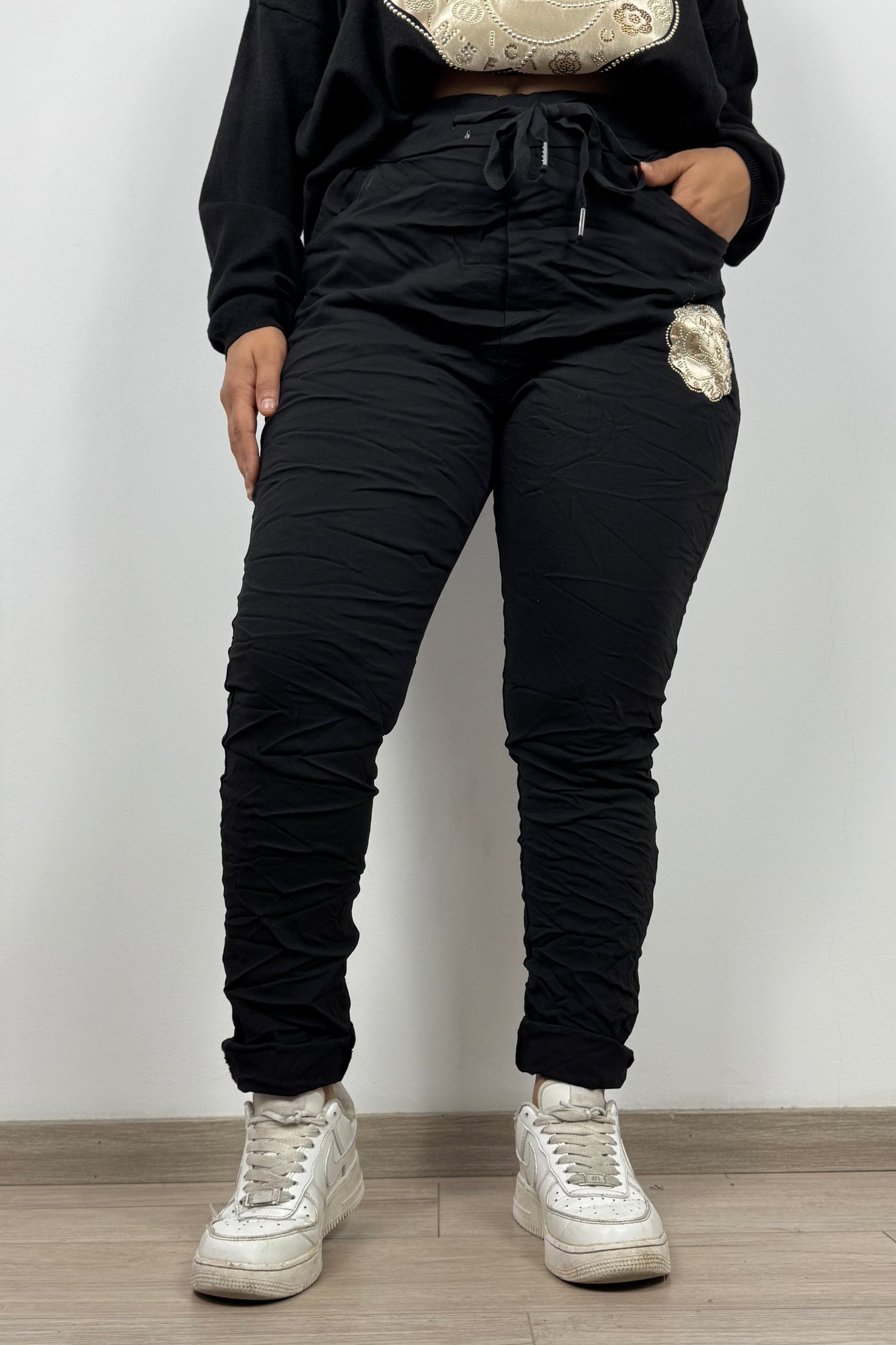 Stretchhose mit Blumen und Strassdetails – Schwarz