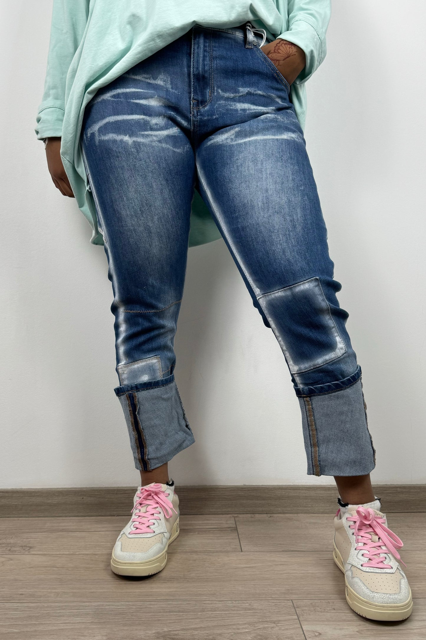 Baggy-Jeans mit starker Kontrastwaschung und Ziernähten