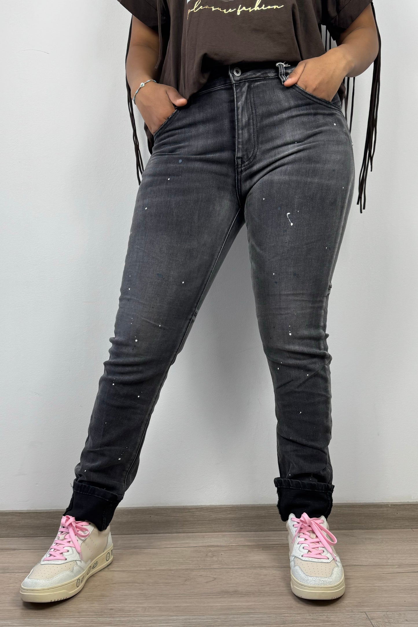 Graue Slim Fit Jeans mit Farbdetails