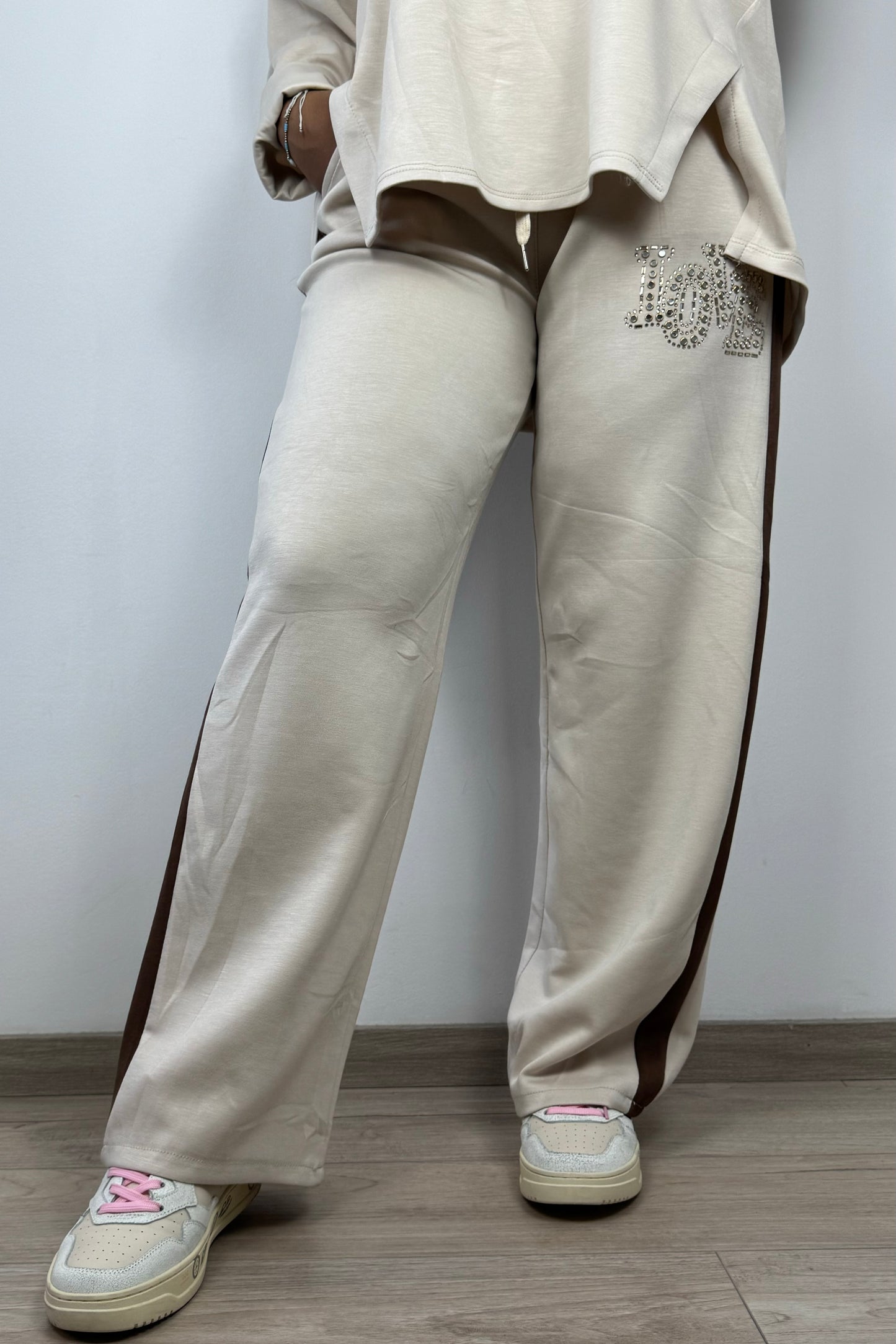 Jogginghose mit Strass-Schriftzug „LOVE“ & Seitenstreifen-Beige