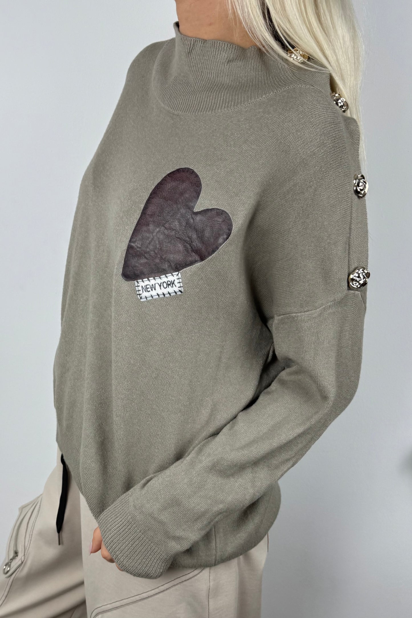 Oversize Shirt mit Herz-Patch & Zierknöpfen –Mud