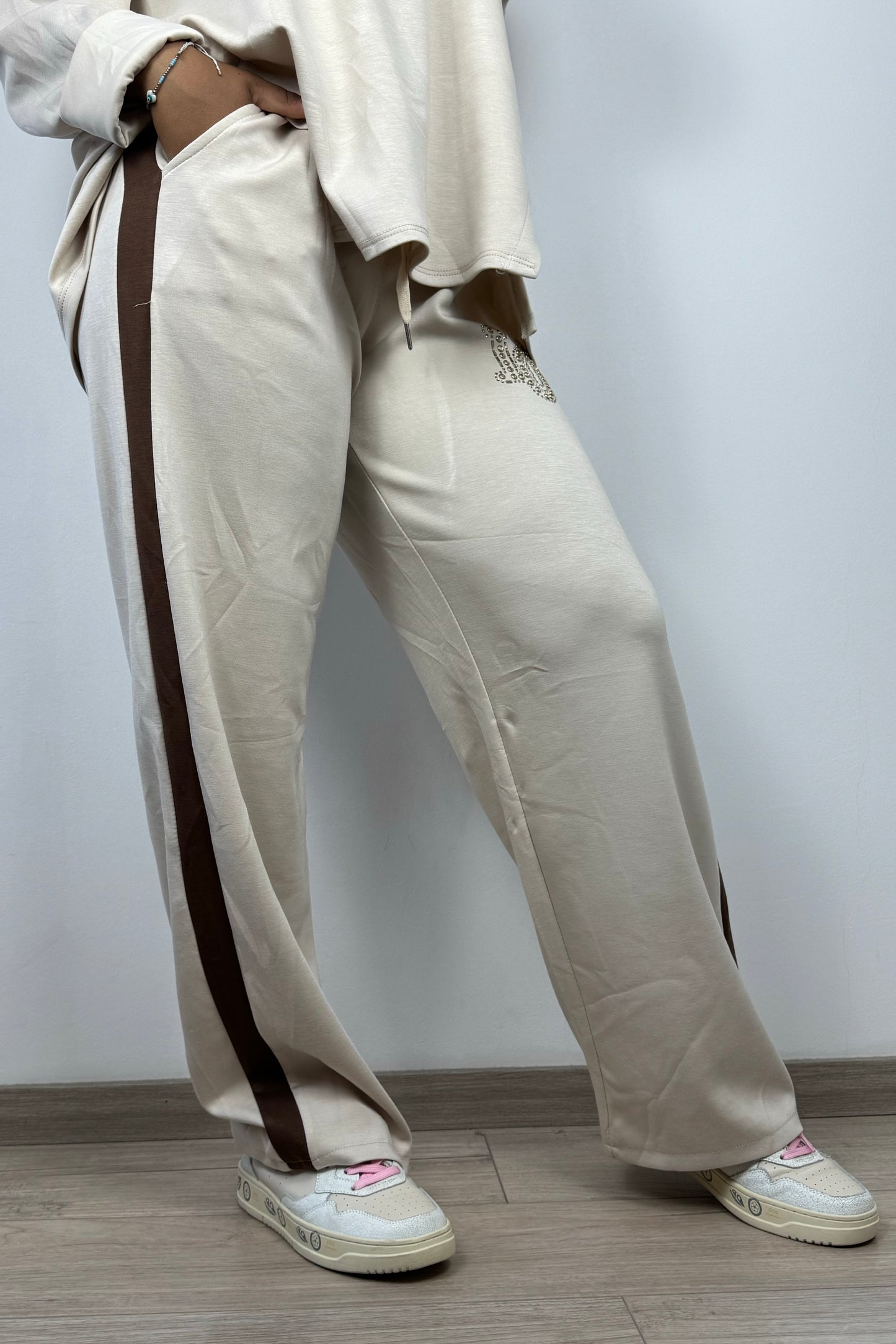 Jogginghose mit Strass-Schriftzug „LOVE“ & Seitenstreifen-Beige