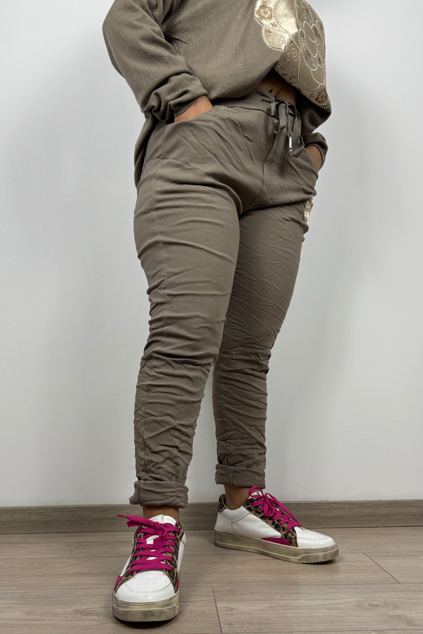 Stretchhose mit floralen Stickereien und Strass – braun