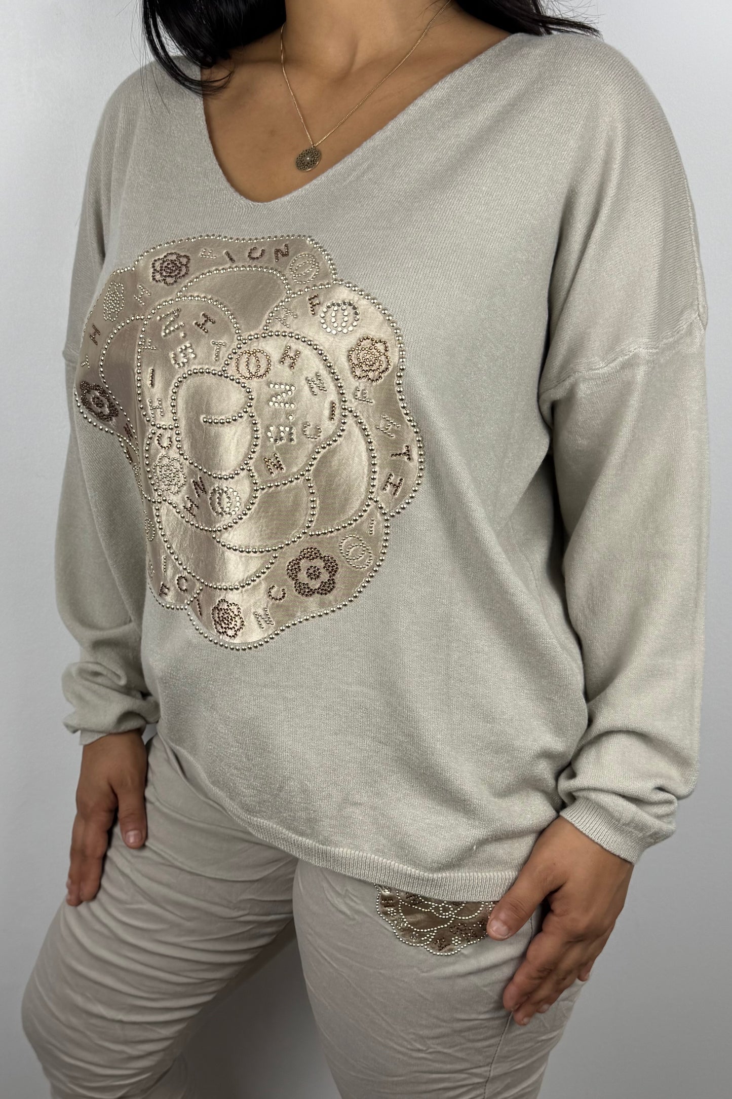 Feinstrick-Shirt mit floraler Applikation und Strassdetails