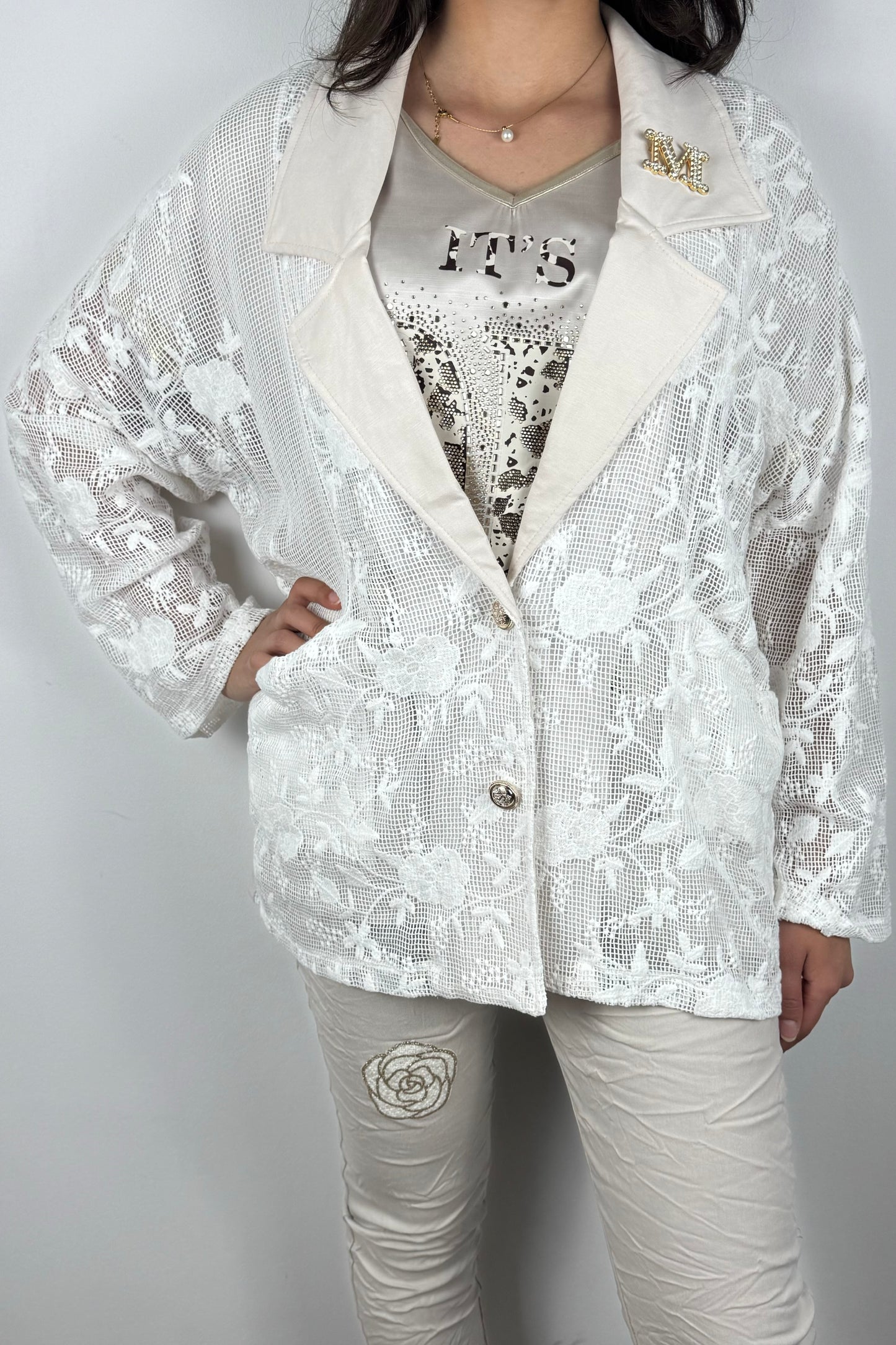 Blazer aus Spitze mit Zierbrosche „M“ und Knöpfen