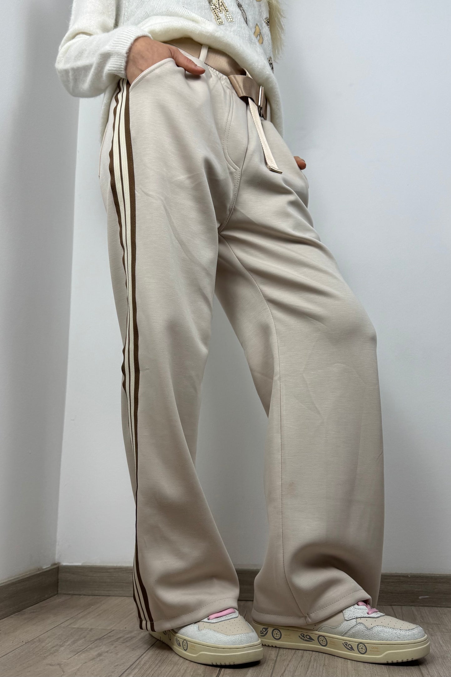 Hose mit Seitstreifen und Gürtel – Beige