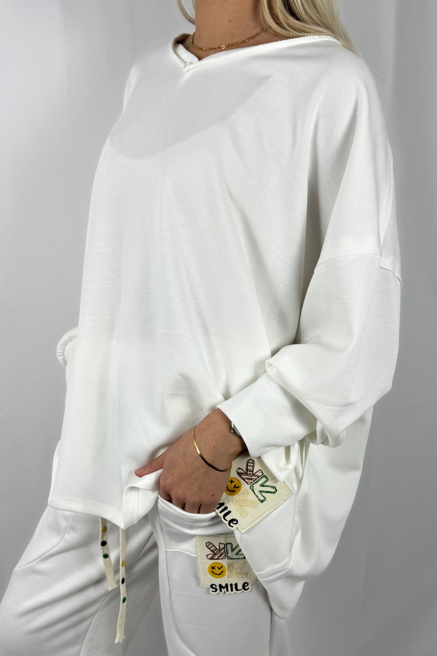 Oversize Sweatshirt mit Stufen-Schnitt & Patch –Weiß