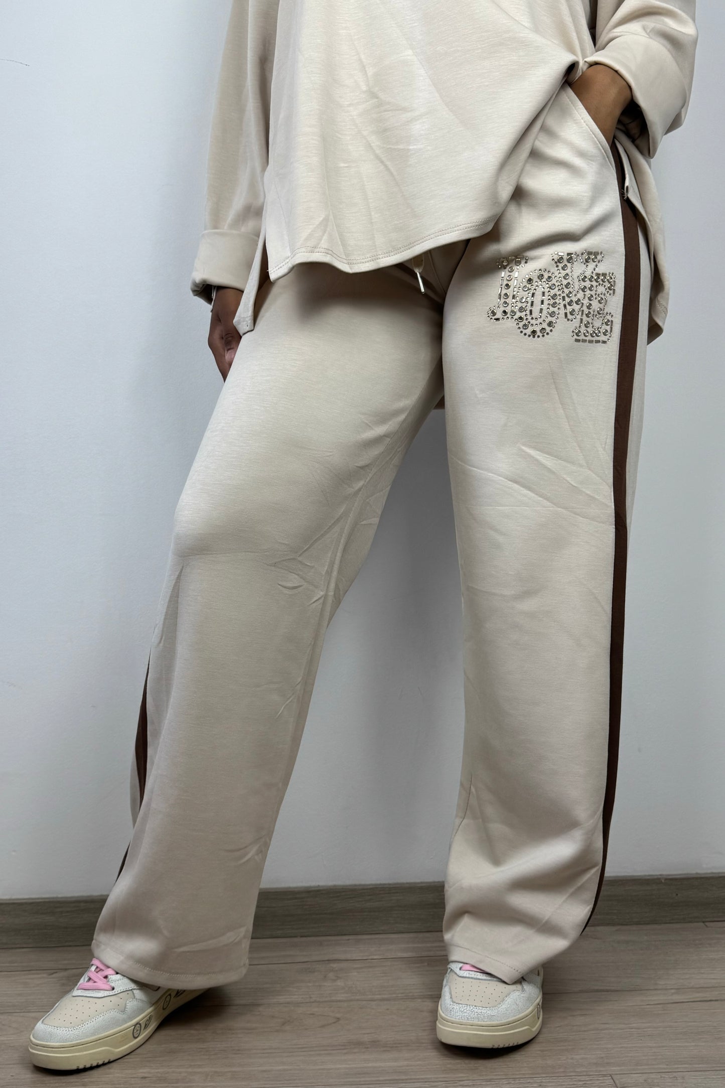Jogginghose mit Strass-Schriftzug „LOVE“ & Seitenstreifen-Beige