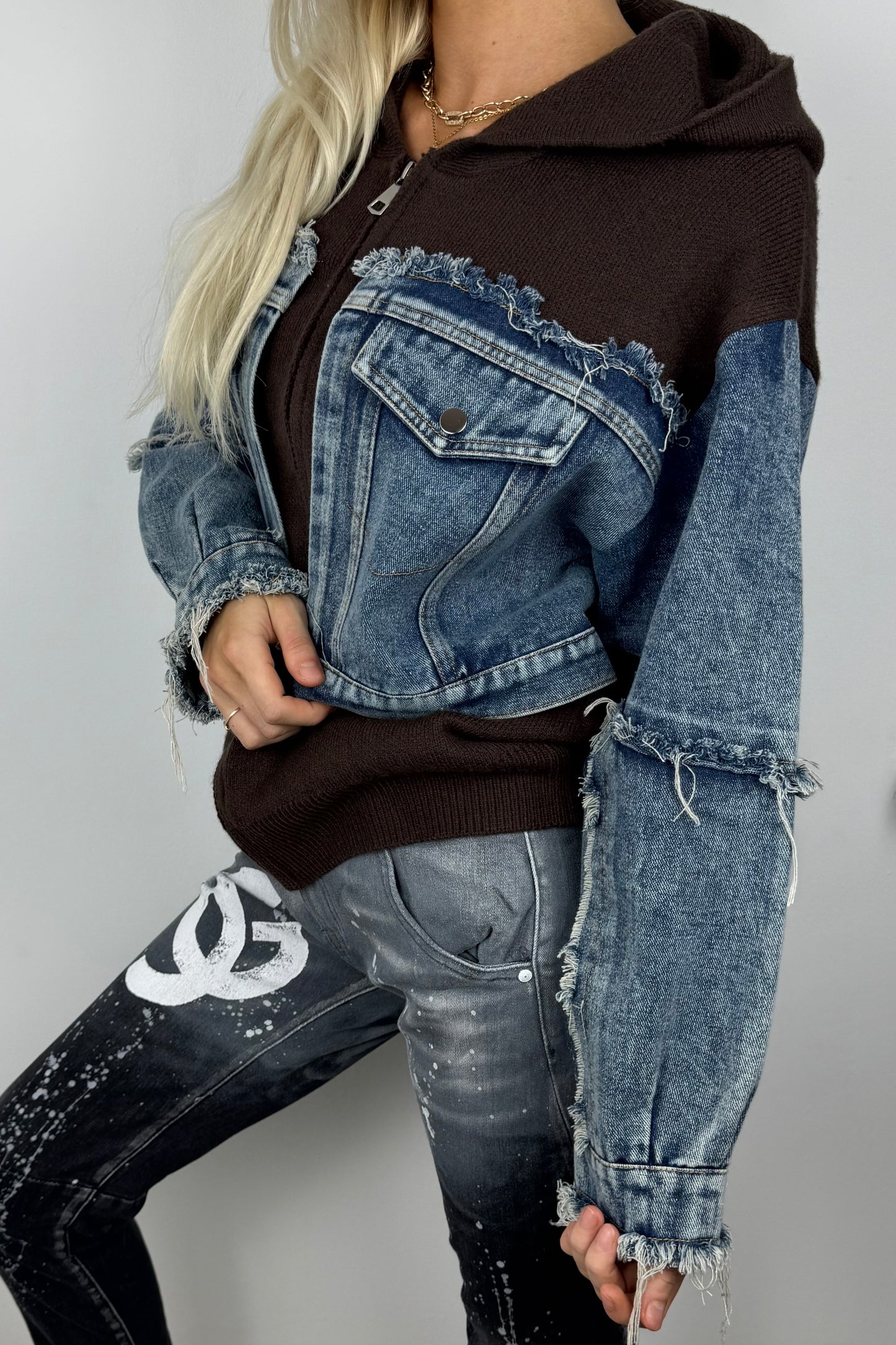 Strickjacke mit Denim-Details und Kapuze – Urban Street Look-Choco