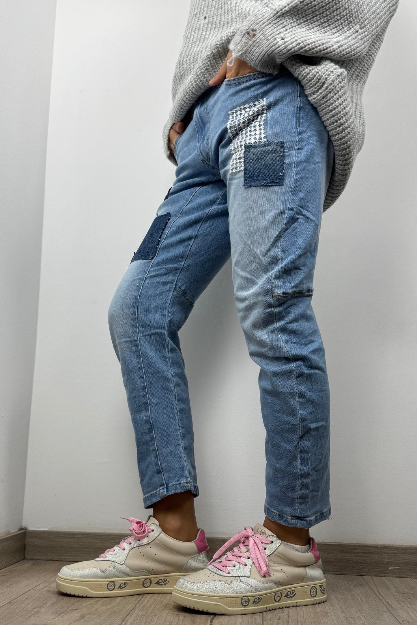 Patchwork Boyfriend Jeans mit Stickdetails