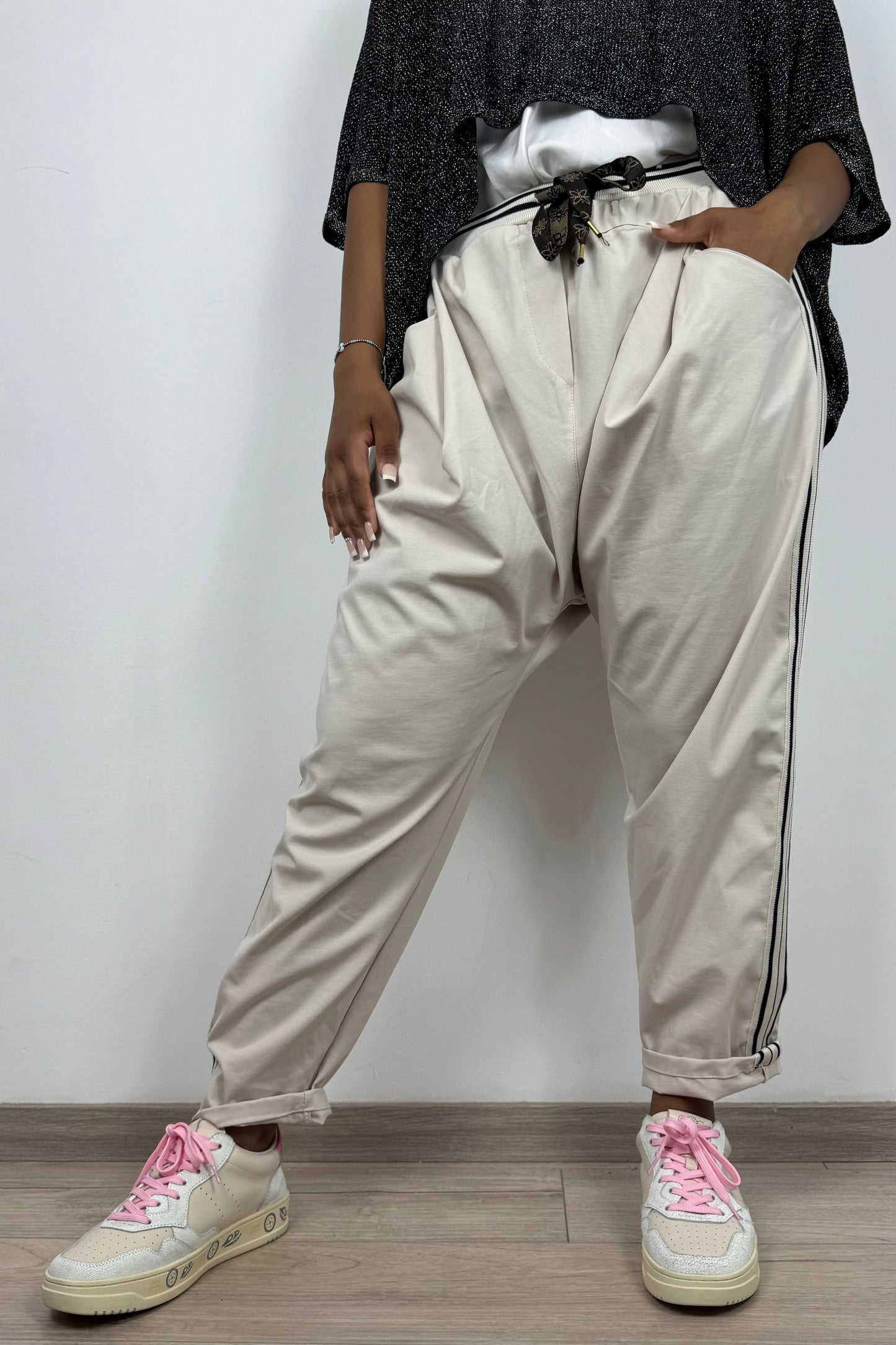 Sportlich-elegante Hose mit Galonstreifen und Bindegürtel