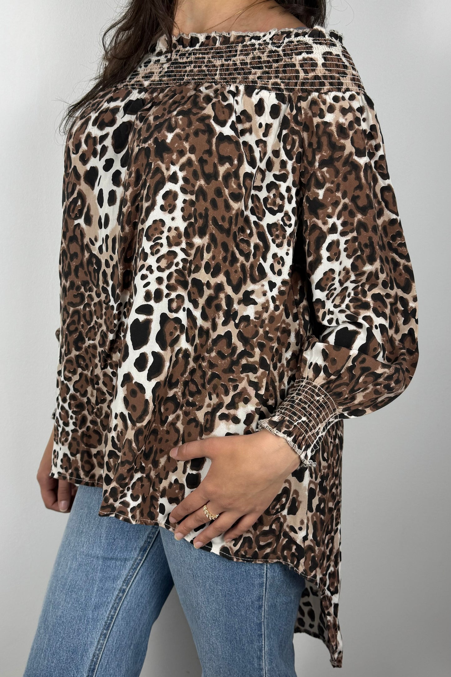 Luftige Tunika-Bluse mit Leopardenmuster und Smok-Details