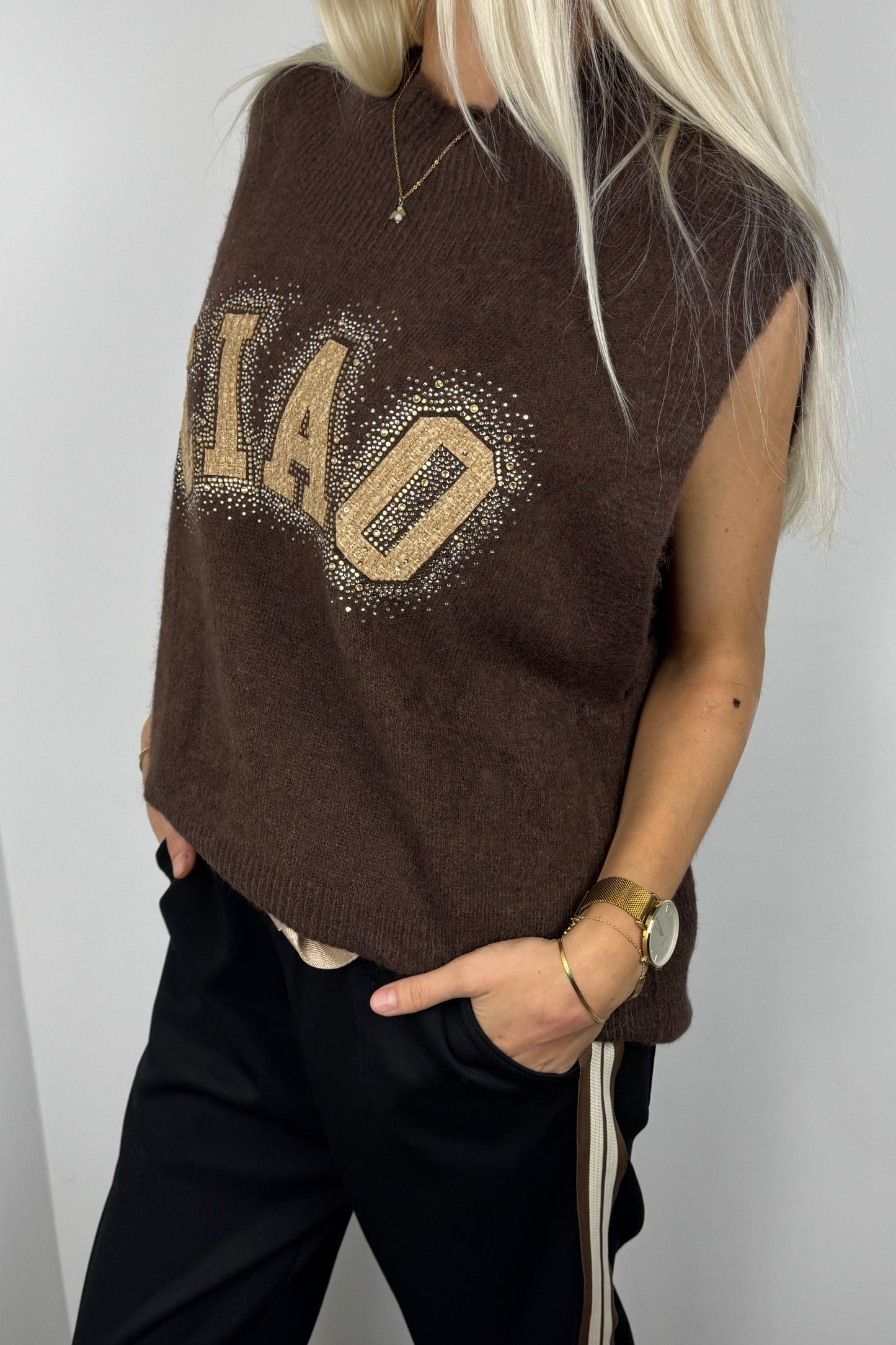 Pullover mit Strass-Schriftzug „CIAO“ –Choco