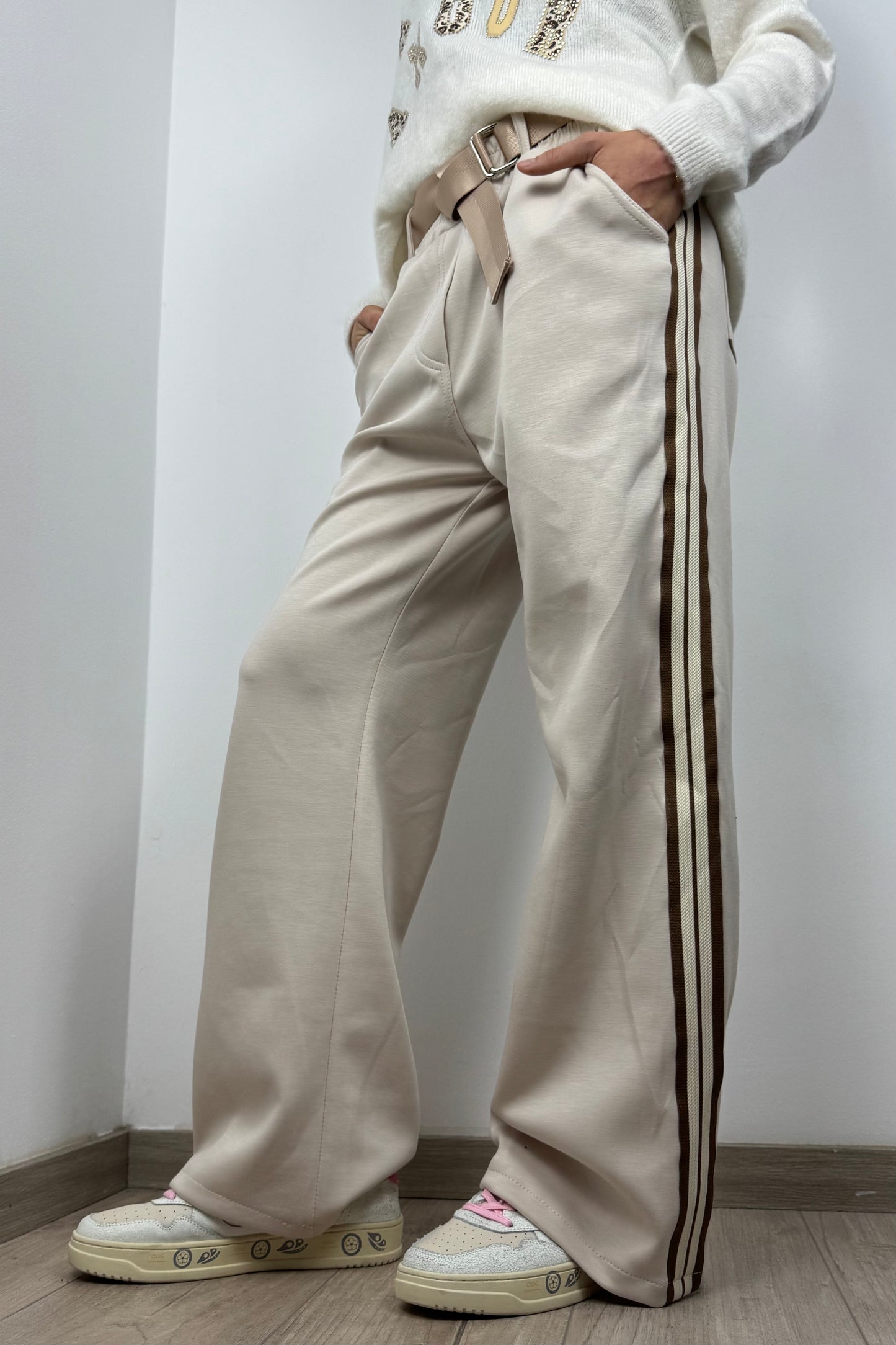 Hose mit Seitstreifen und Gürtel – Beige