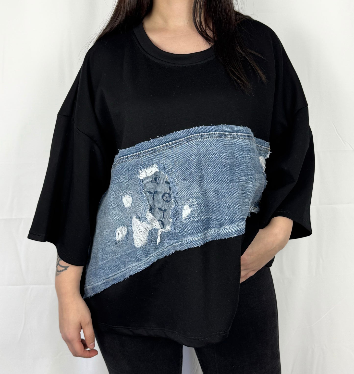 Schwarzes T-Shirt mit Jeansdetails – cooler Kontrast-Look