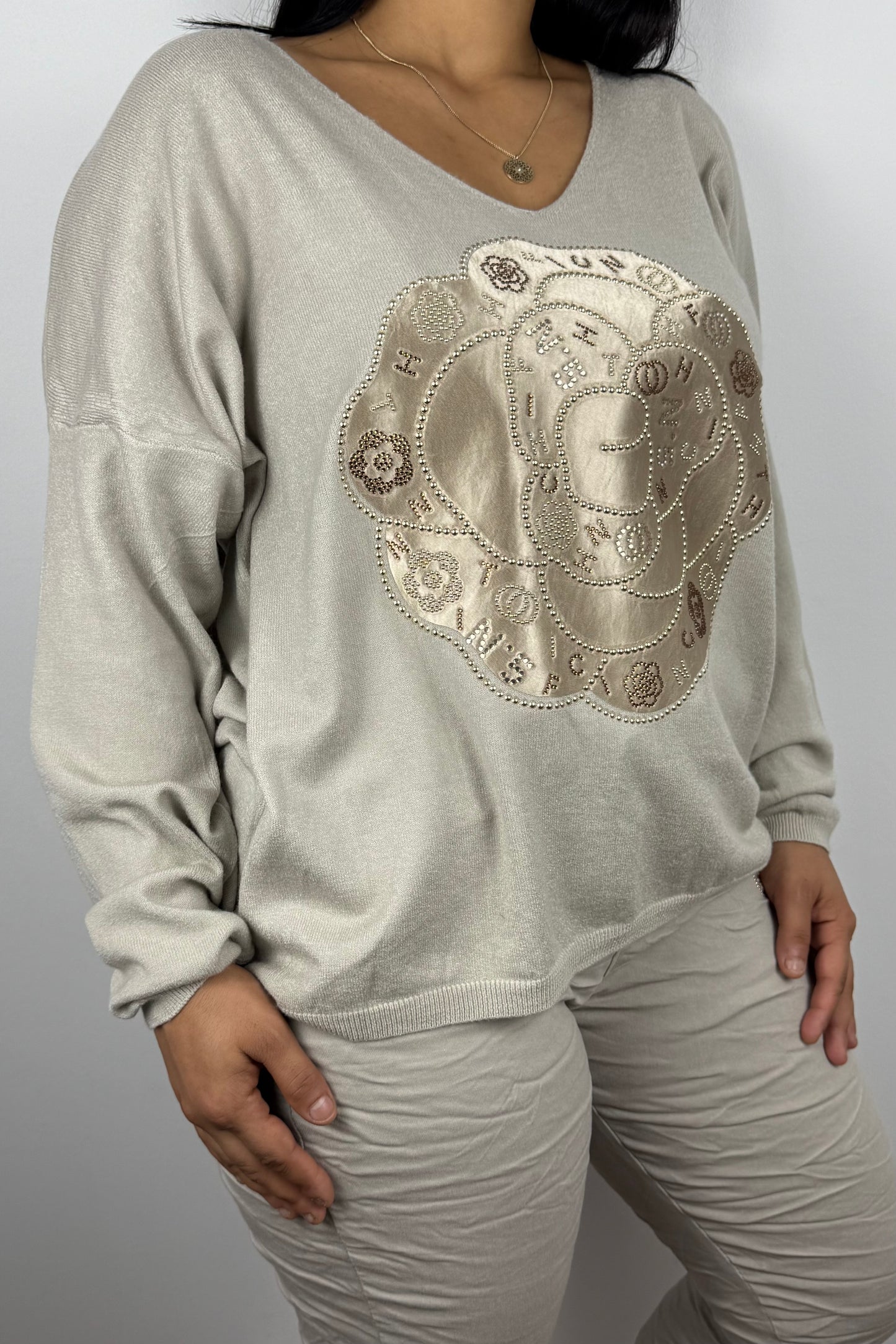 Feinstrick-Shirt mit floraler Applikation und Strassdetails