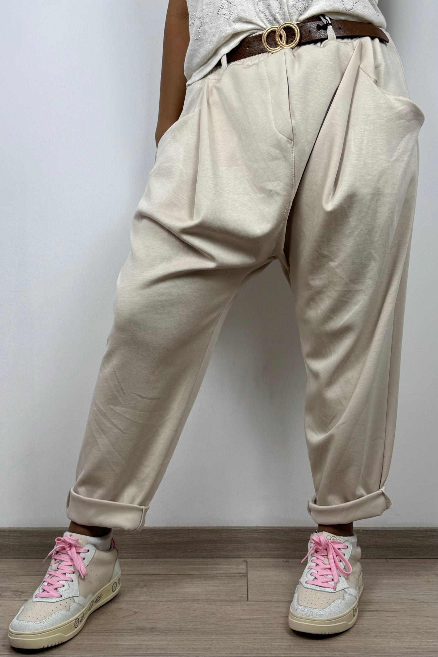 Haremshose mit Gürtel – lockerer Schnitt & modischer Tieffall-Beige