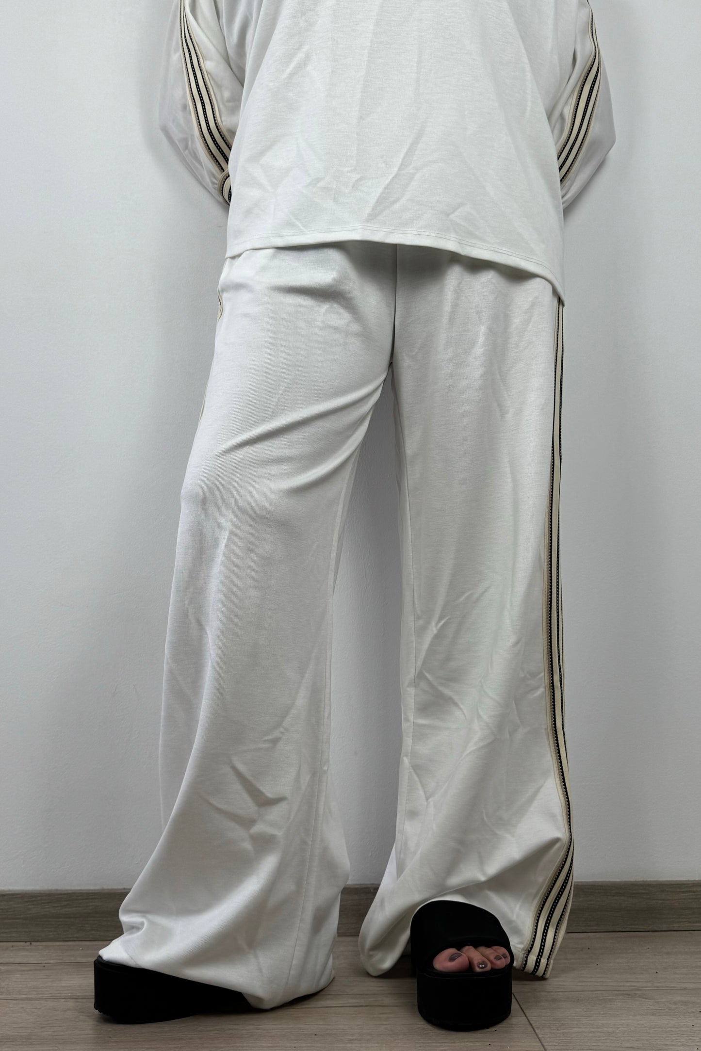 Damenhose mit weitem Schnitt – Seitenstreifen & elastischer Bund