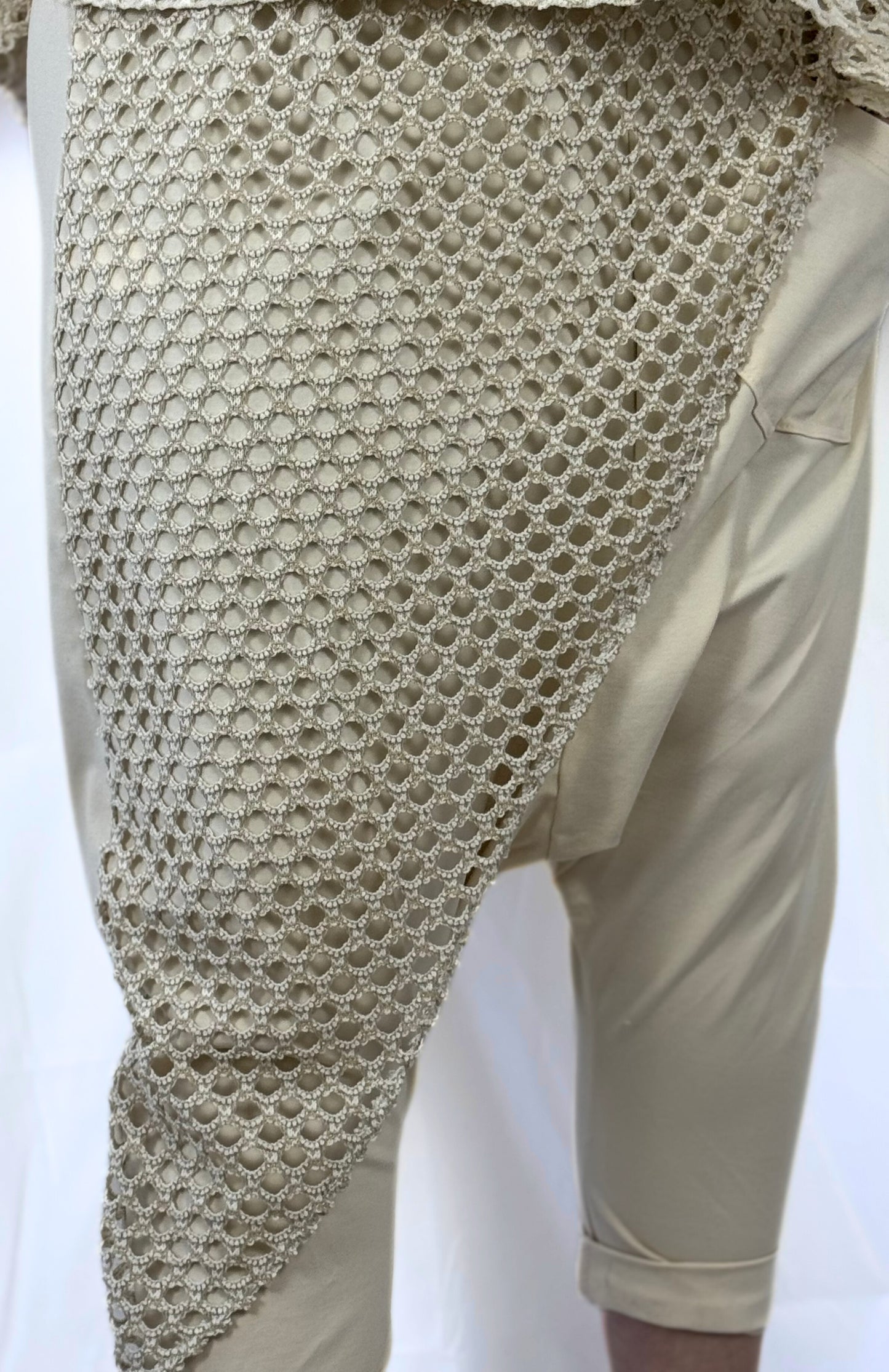 Beige Baggyhose mit Netzdetails – sportlich & stylisch