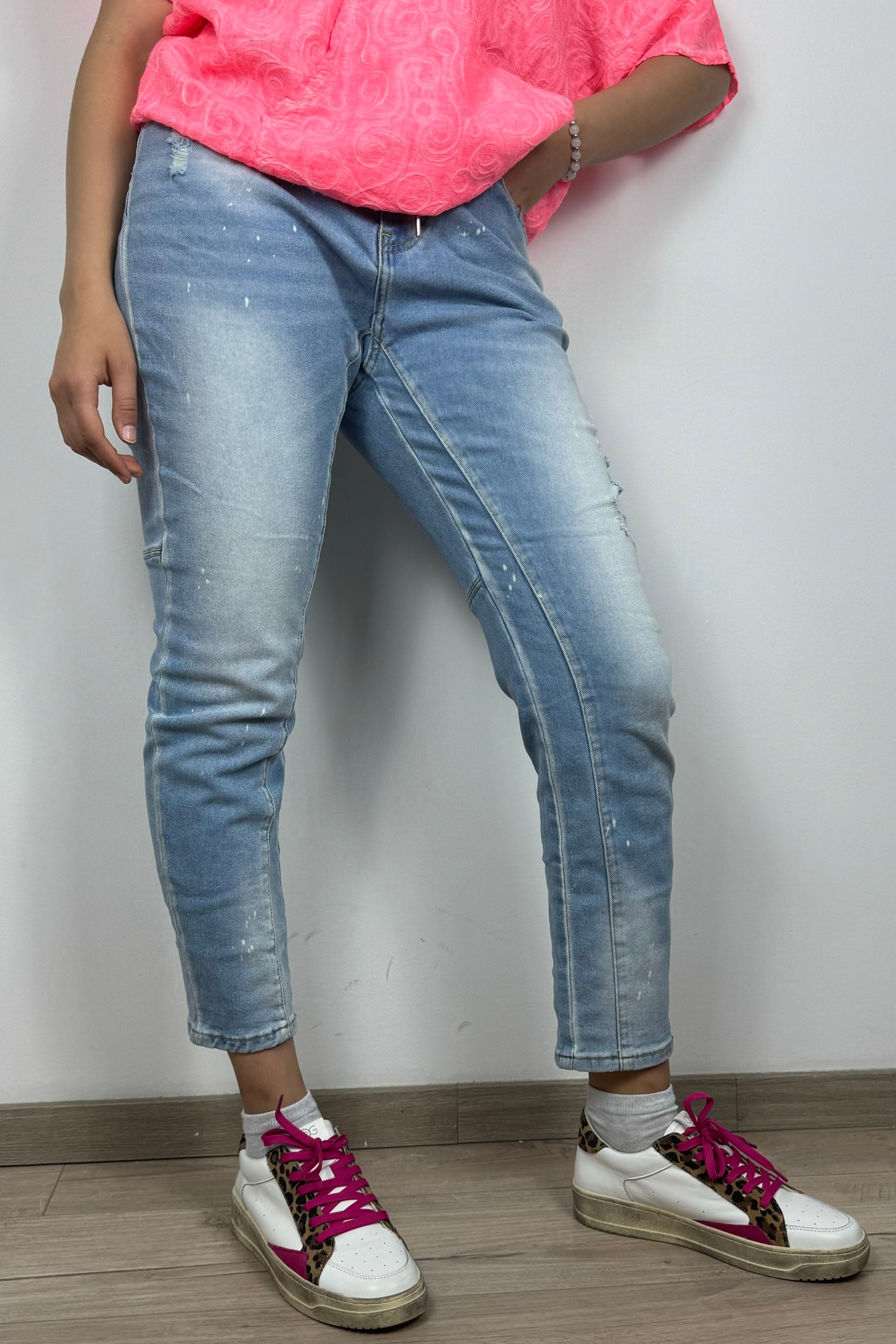 Boyfriend-Jeans mit Waschung und Used-Effekten