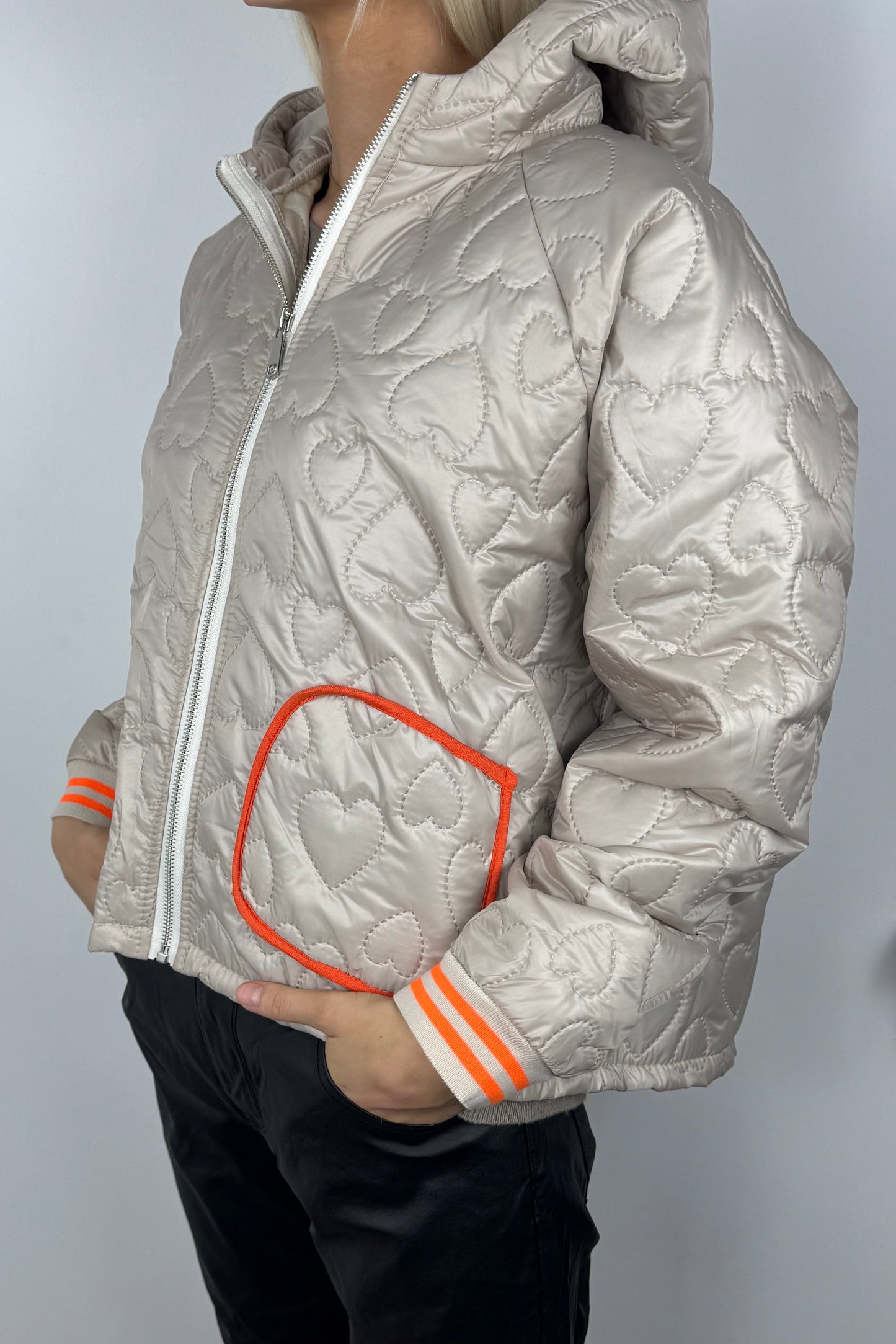 Leichte Steppjacke mit Herzmuster und Kapuze-Beige