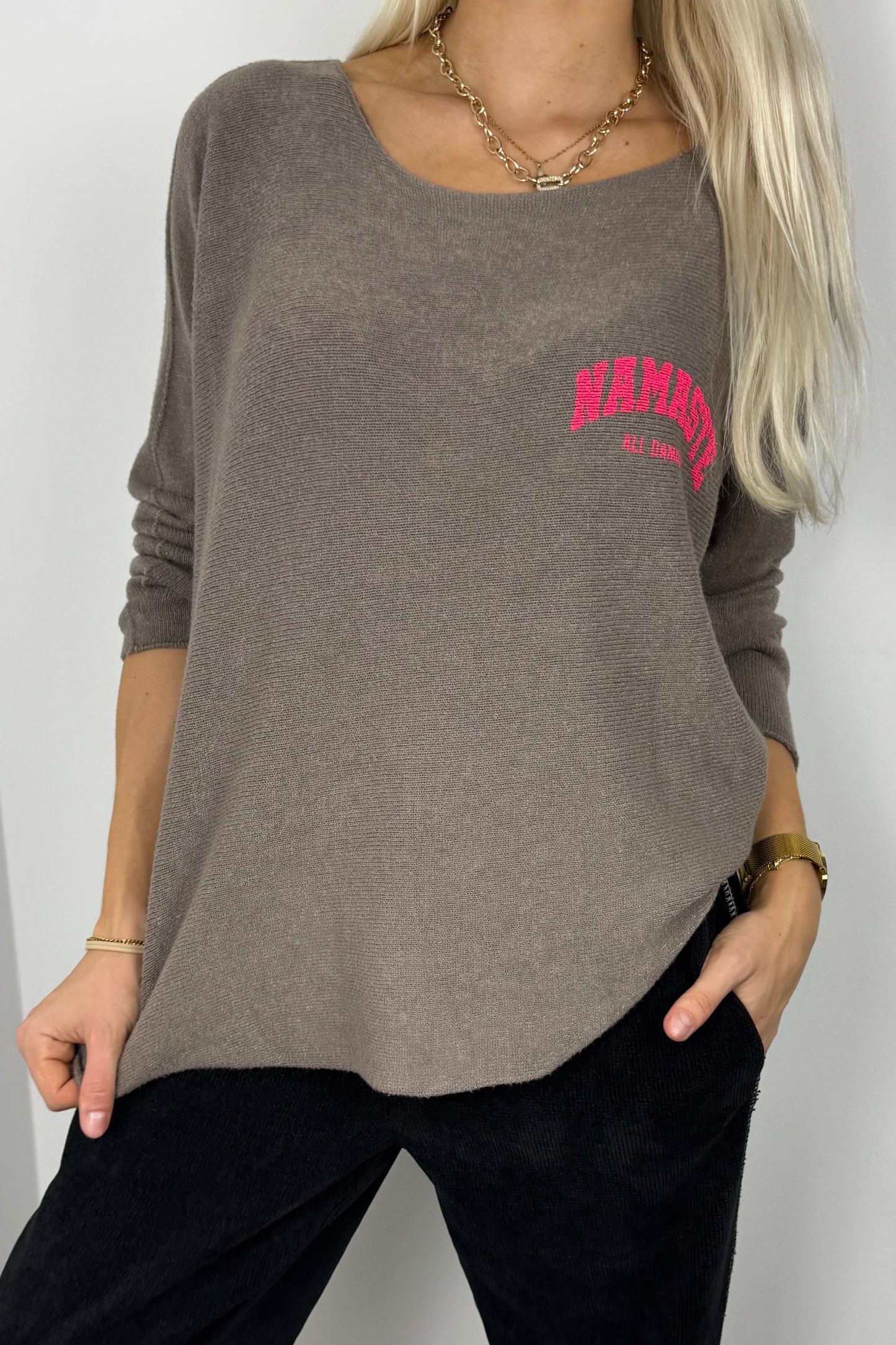 Damen Pullover mit „Namaste“-Print-Braun