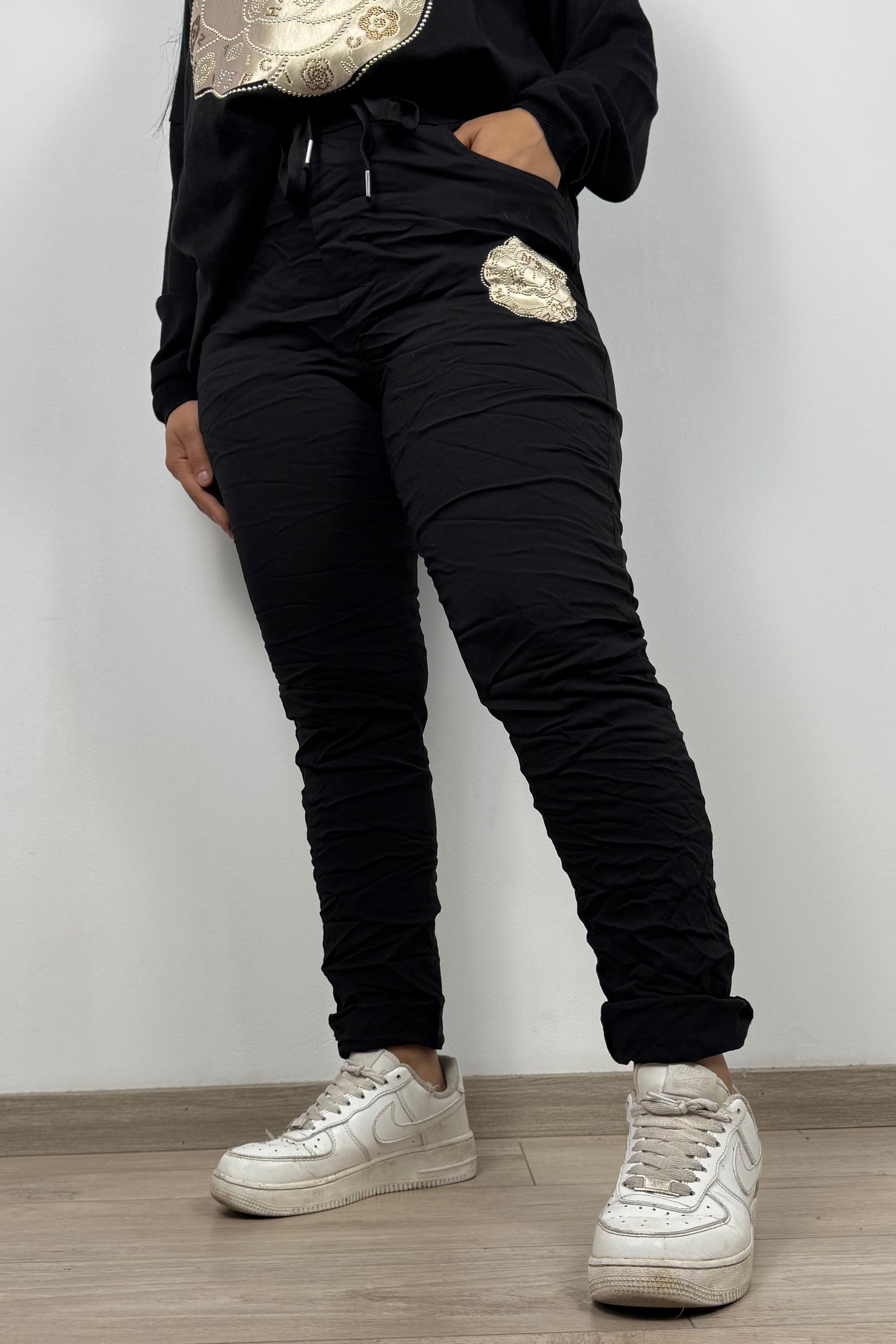 Stretchhose mit Blumen und Strassdetails – Schwarz