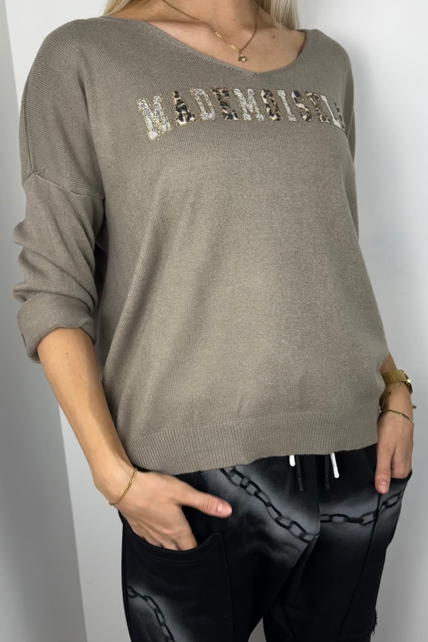 Strickshirt mit Schriftzug „Mademoiselle“-Mud