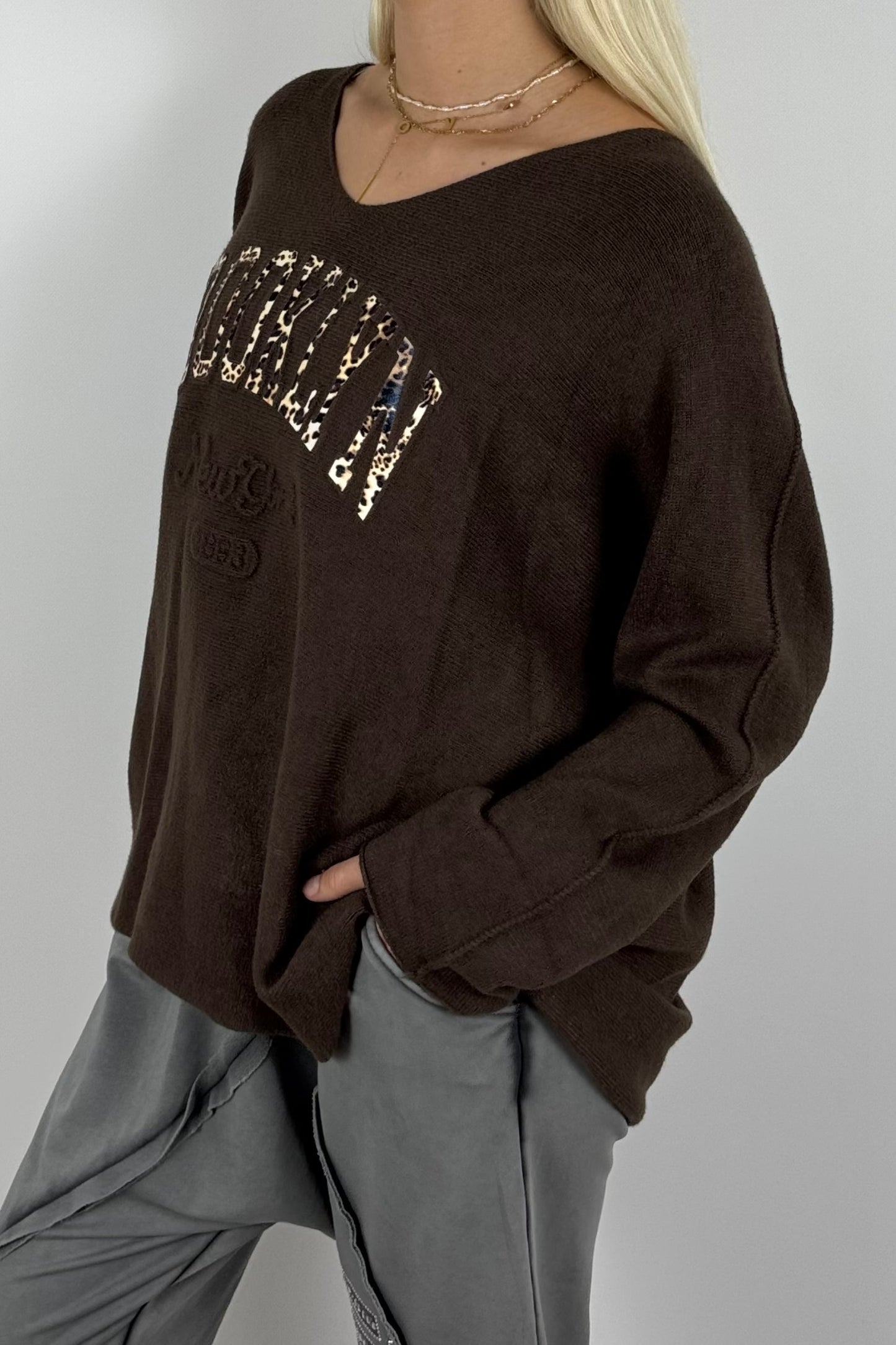 Oversize Shirt „BROOKLYN“ mit V-Ausschnitt – Schoko