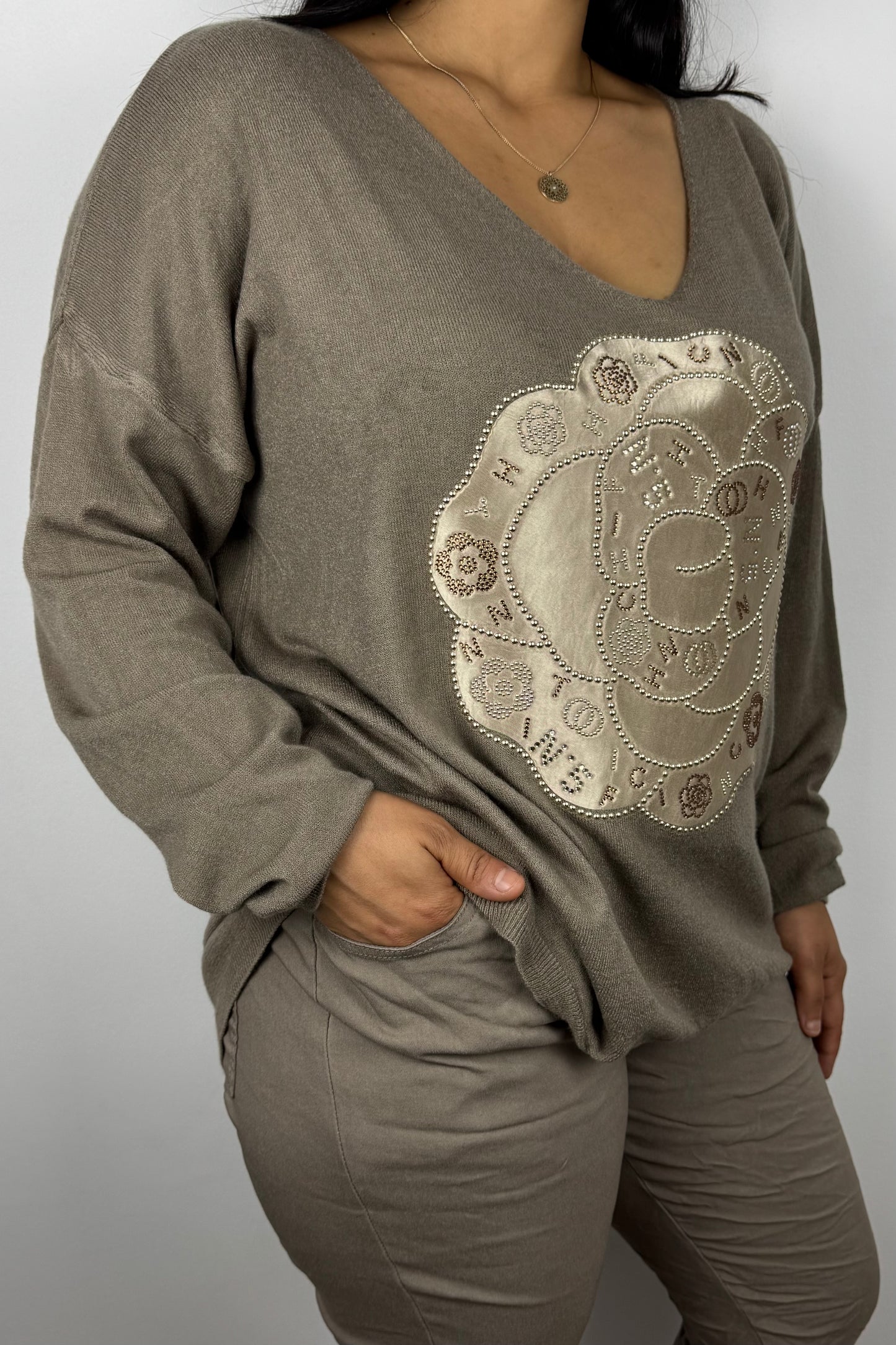Feinstrick-Shirt mit Strass und Blumenmuster