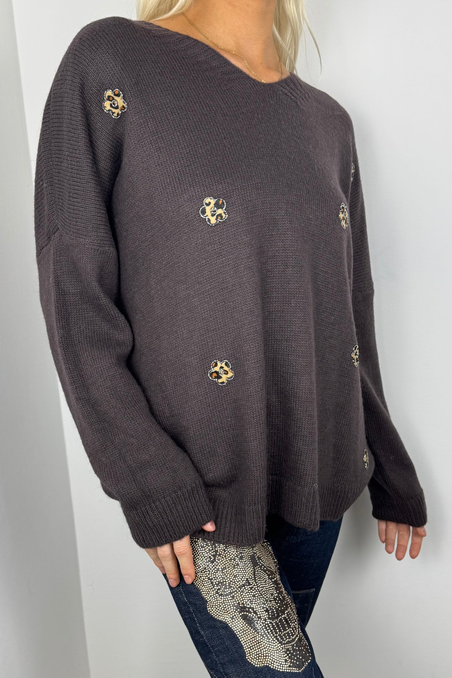 Strickshirt mit Blumen-Details-Choco