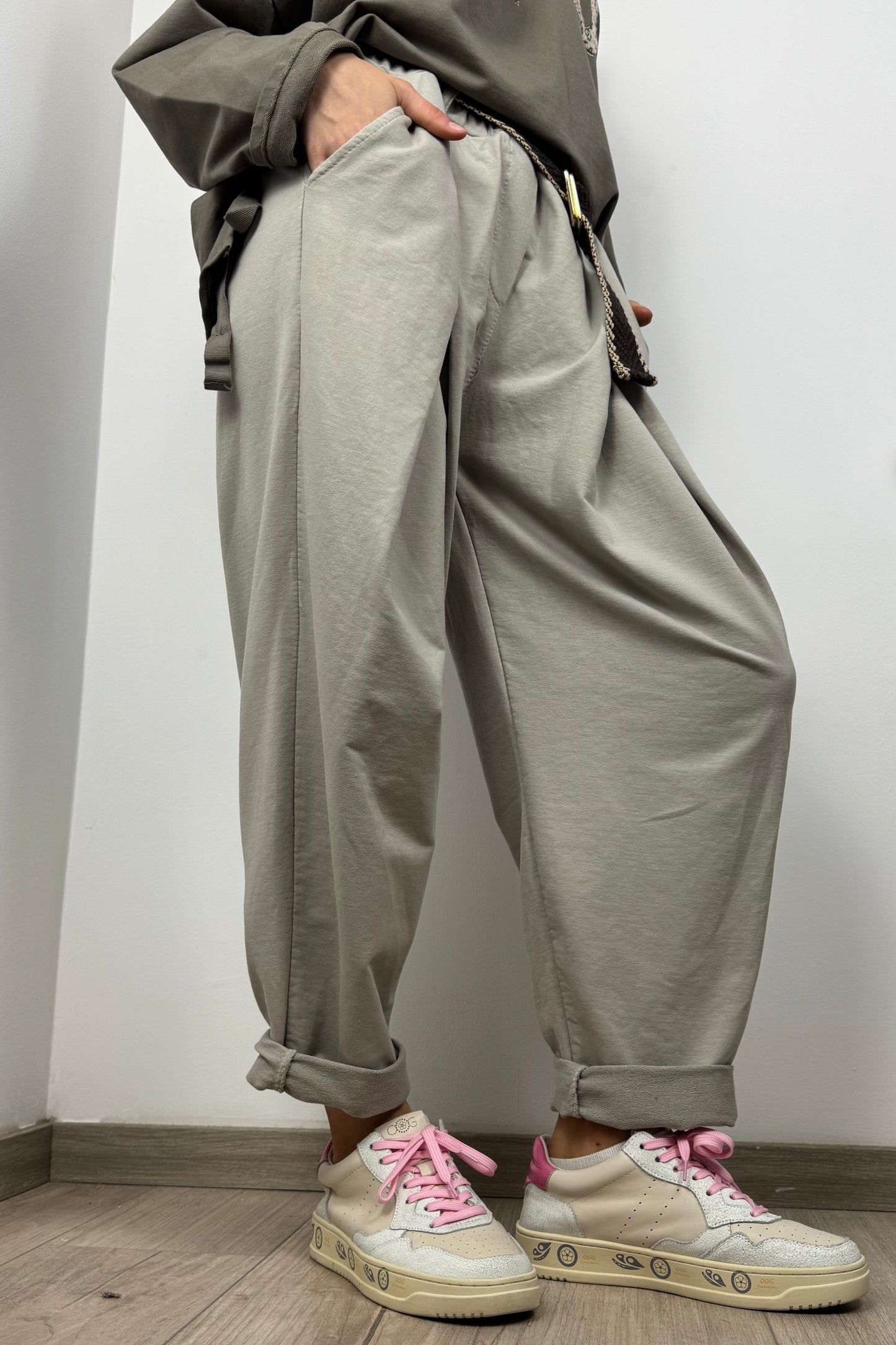 Bequeme Damenhose mit elastischem Bund und Gürtel-Beige