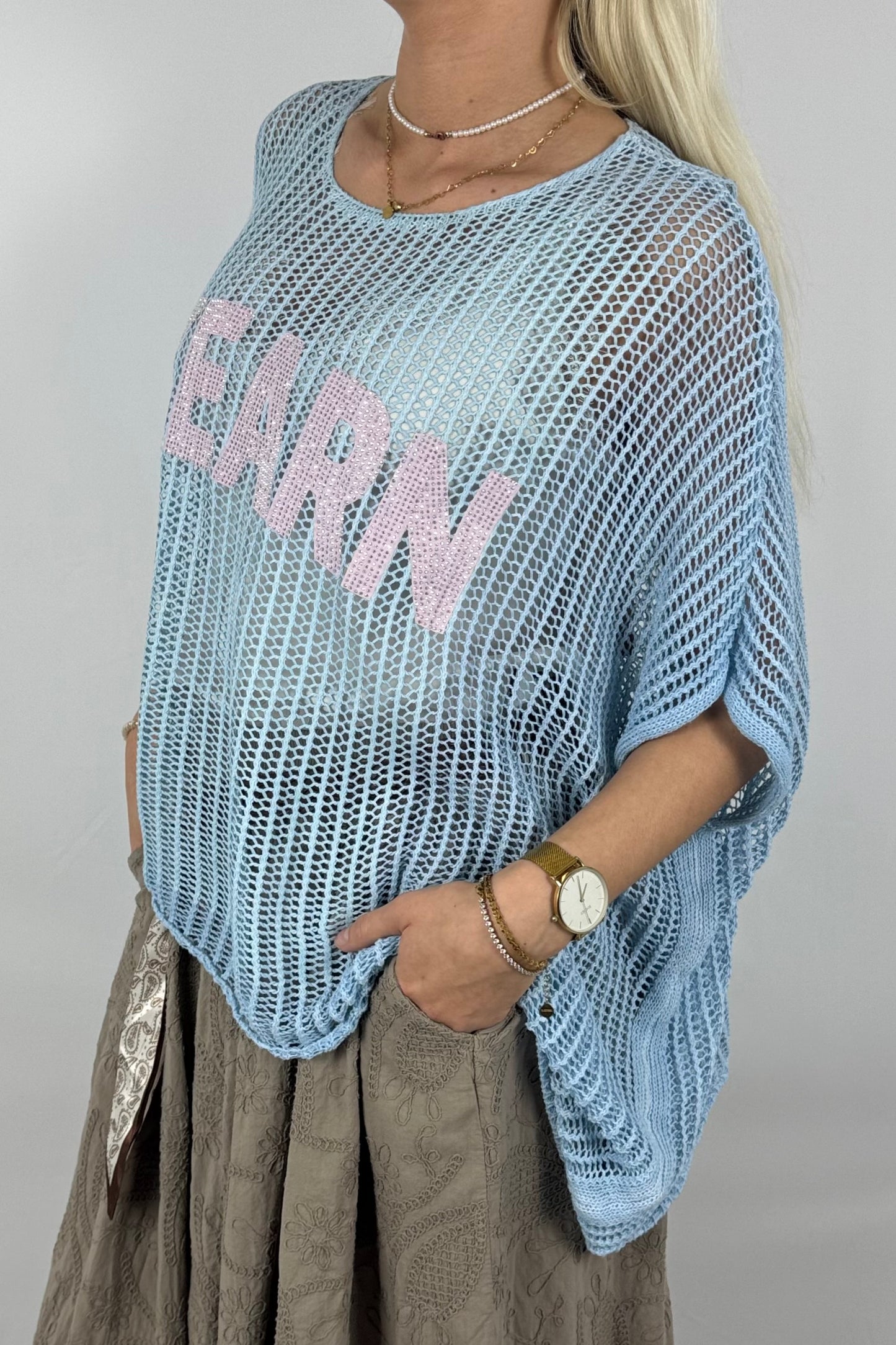 Oversize Strickshirt „YEARN“ – Netzlook Statement Shirt-Hellblau