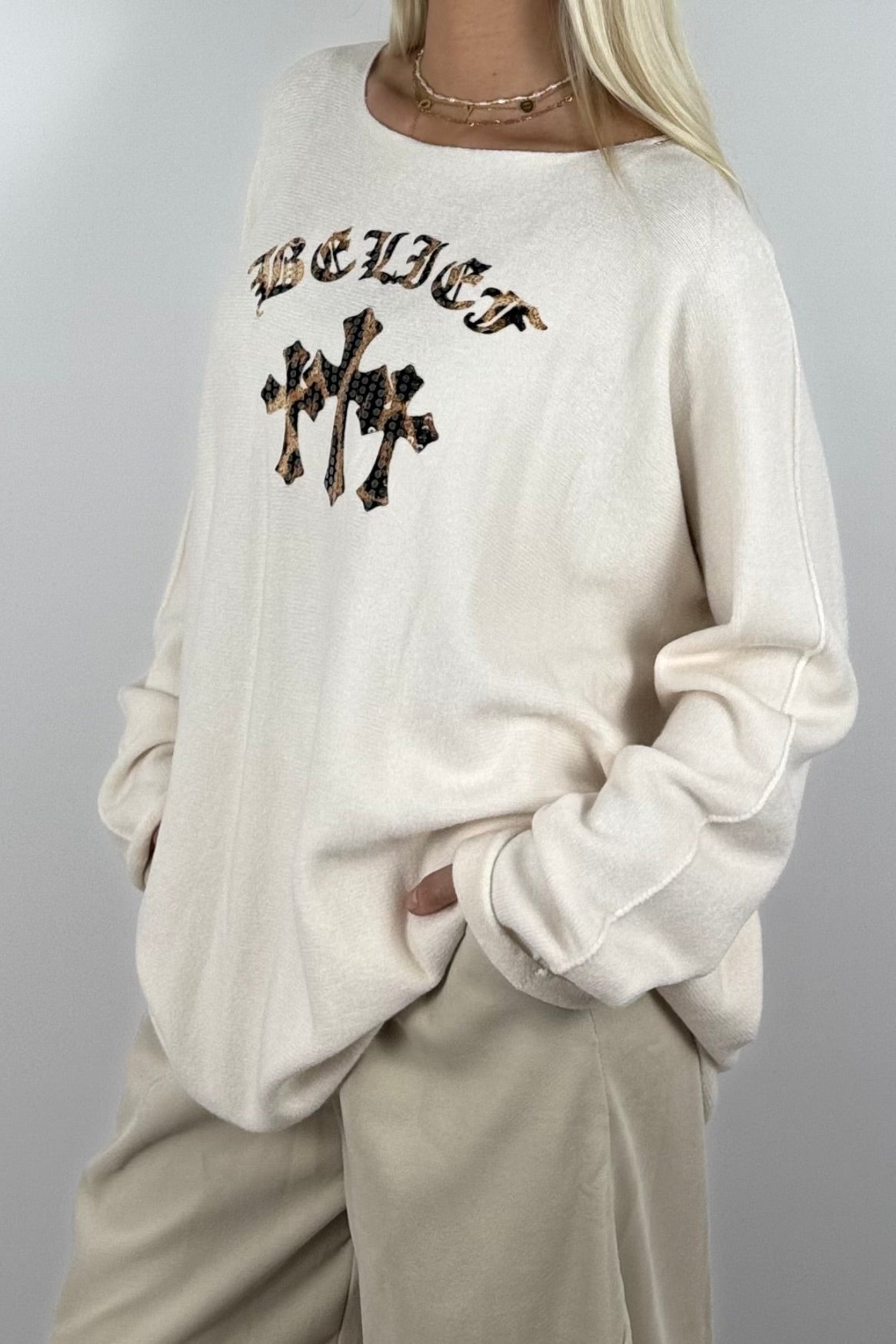 Oversize Shirt mit Leo-Statement & Kreuz-Detail – Weiß