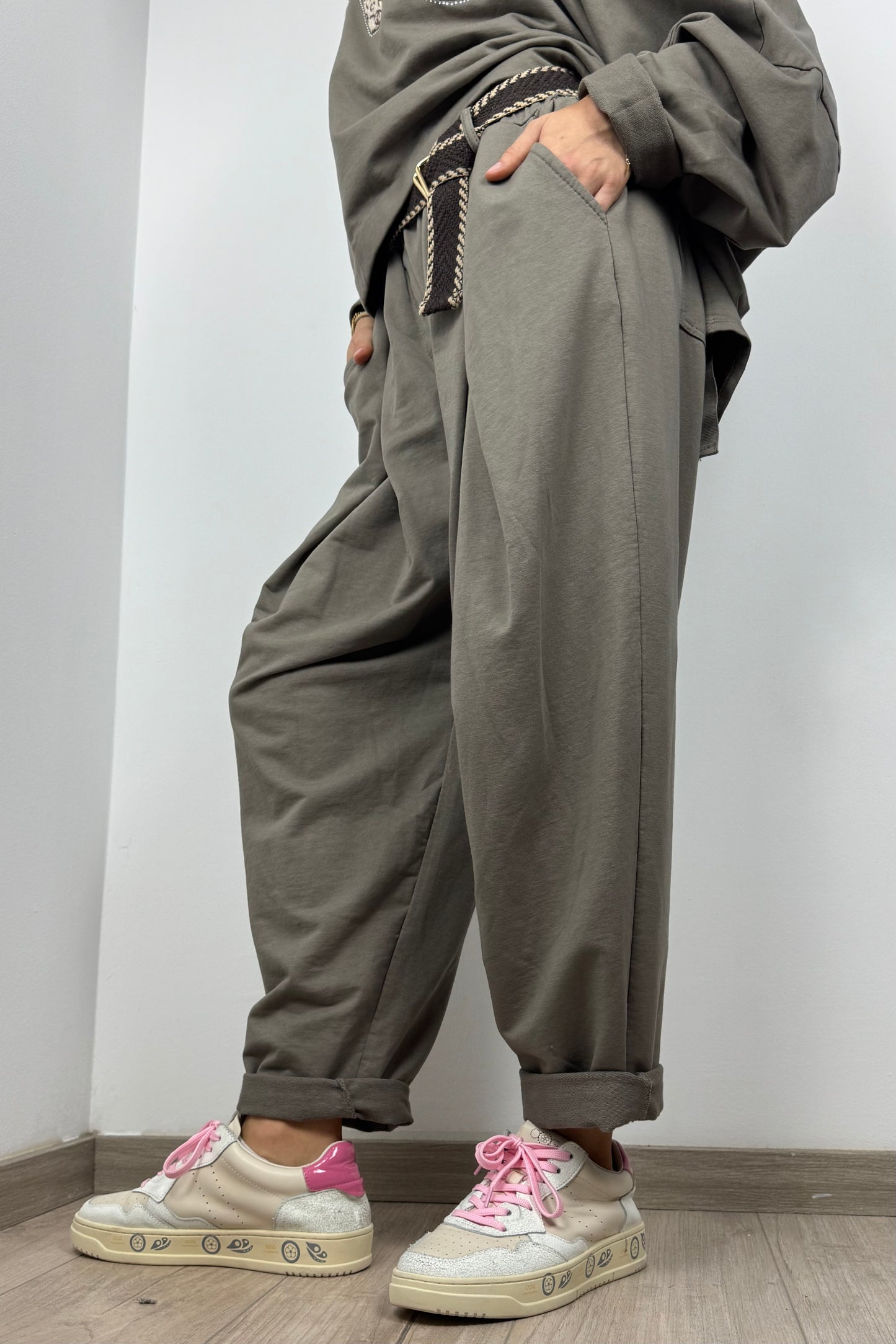 Bequeme Damenhose mit elastischem Bund und Gürtel-Braun