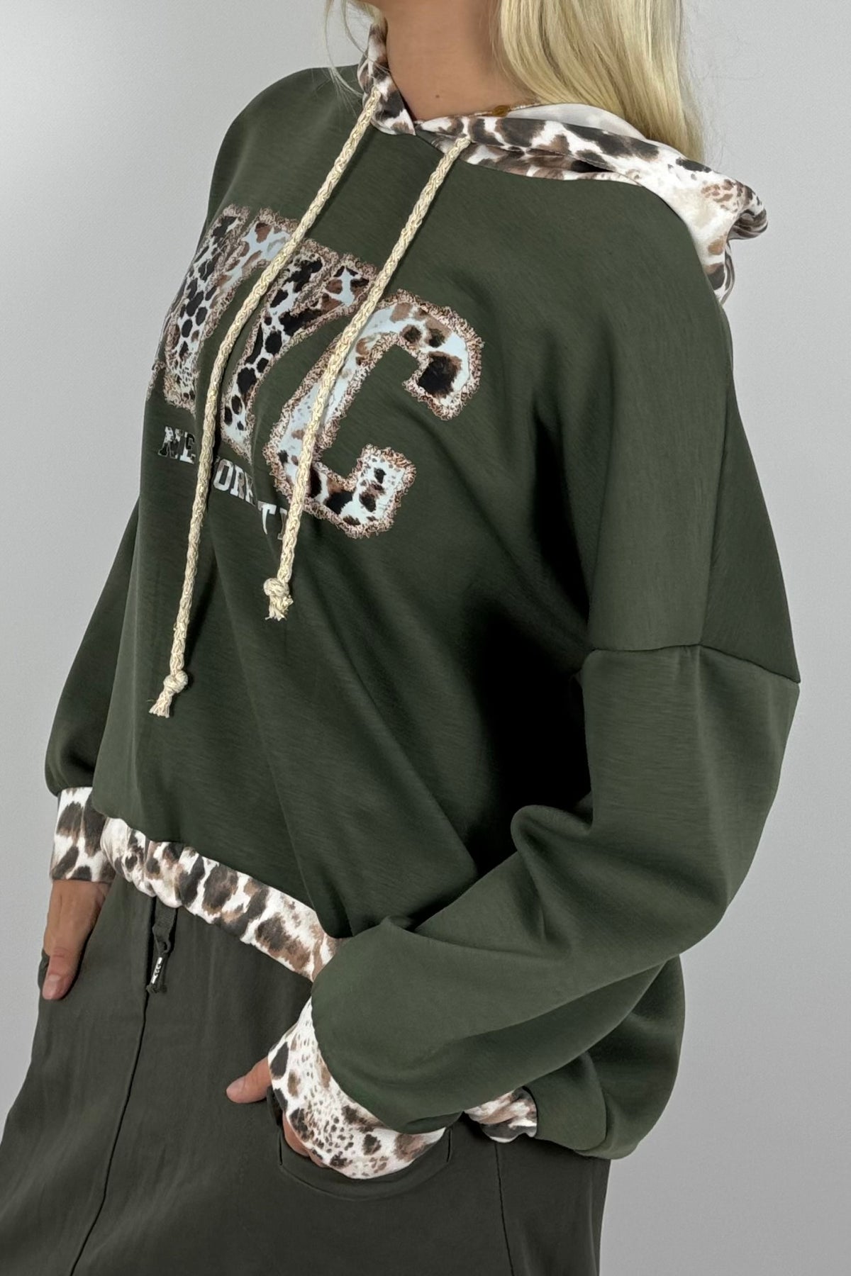 Oversize Pullover mit Kapuze & NYC Leo-Print – Khaki