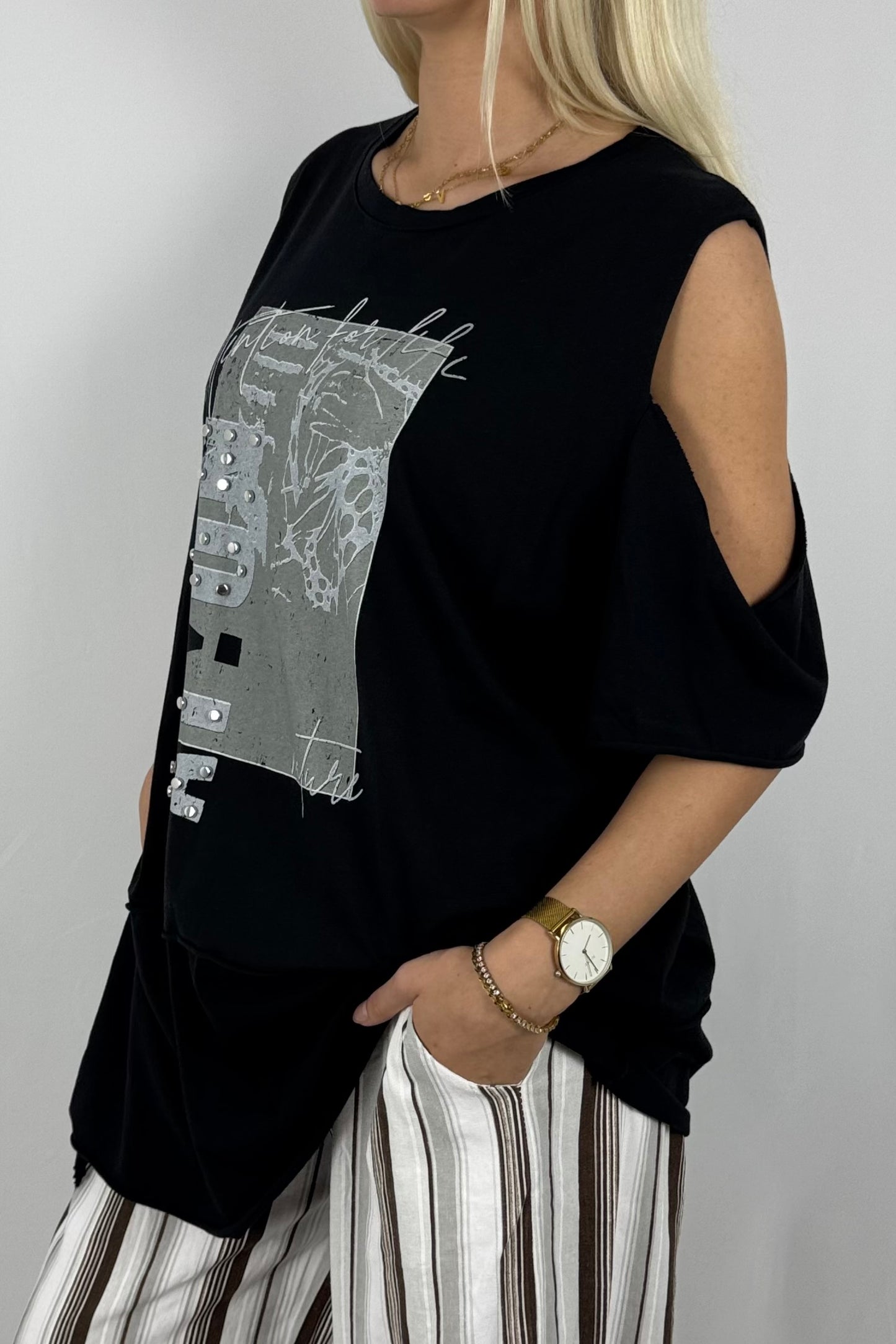 Asymmetrisches Shirt mit Print & Cut-Out-Details – modern und bequem-Schwarz