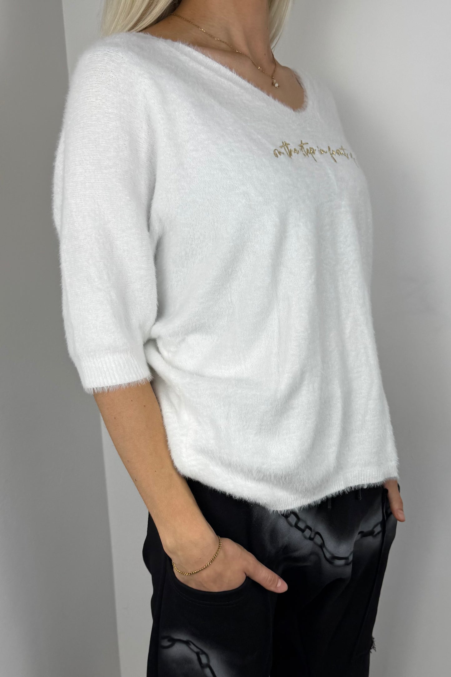 Shirt mit V-Ausschnitt und Stickerei –Weiß