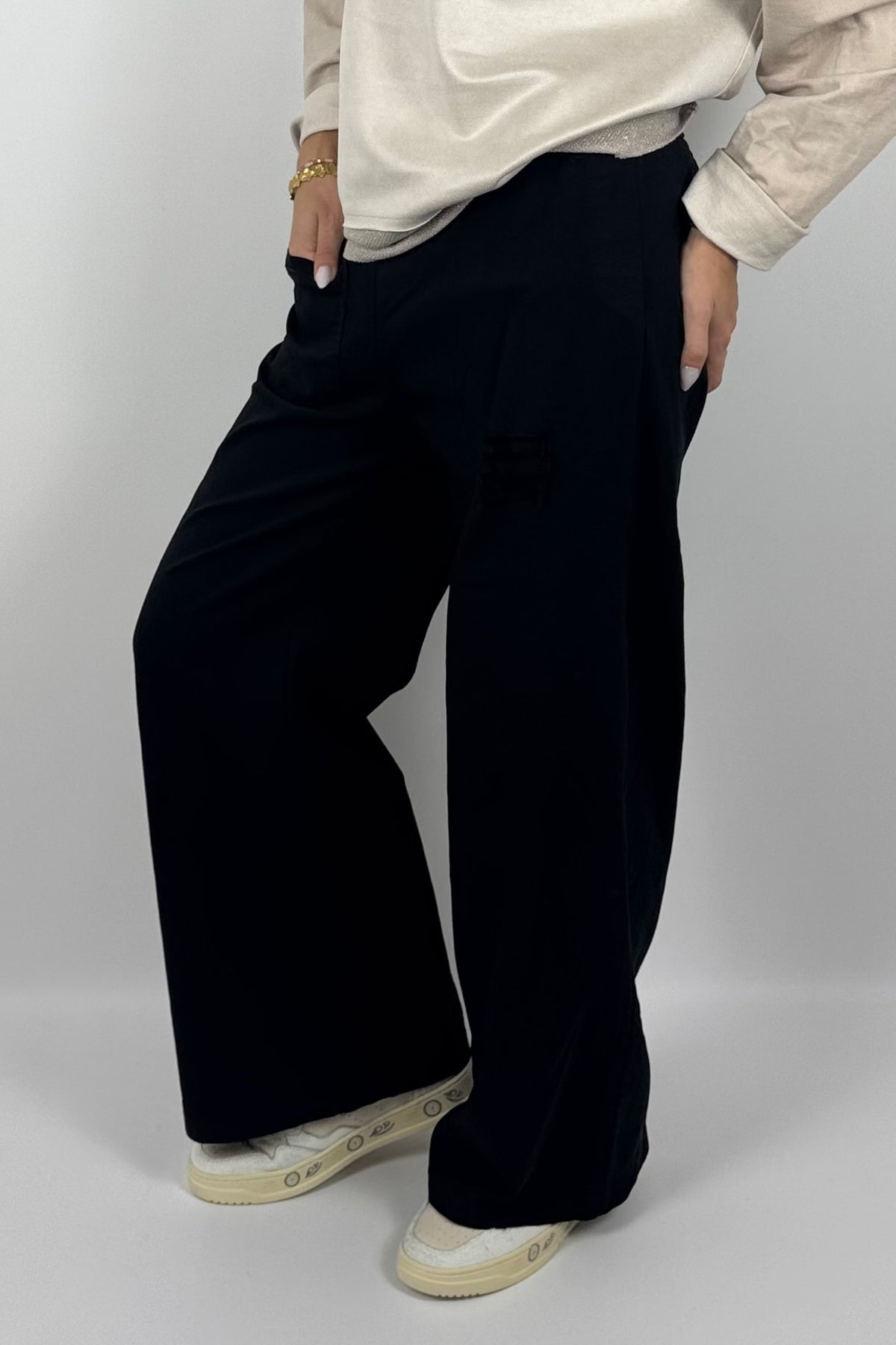 Damen Wide-Leg Hose mit Destroyed-Details – Schwarz