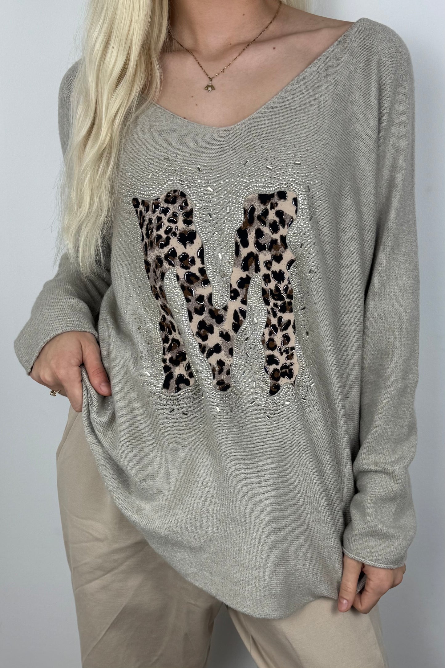 Langarmshirt mit Strass-Detail und M-Applikation-Beige